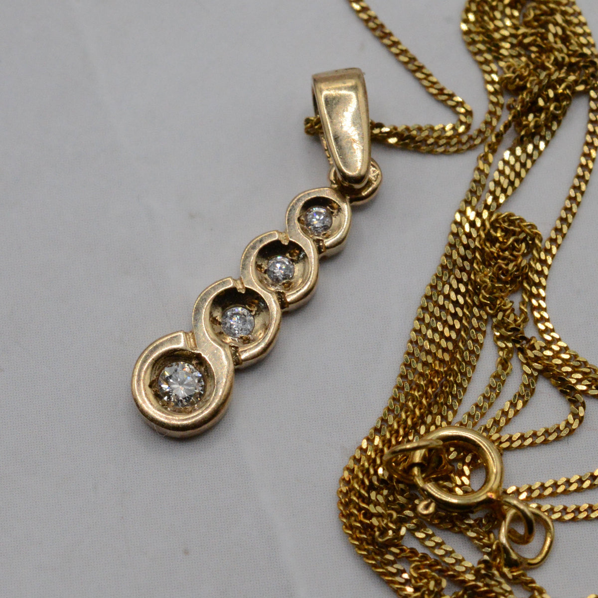 9ct Gold Diamond Drop Pendant Necklace (18”)