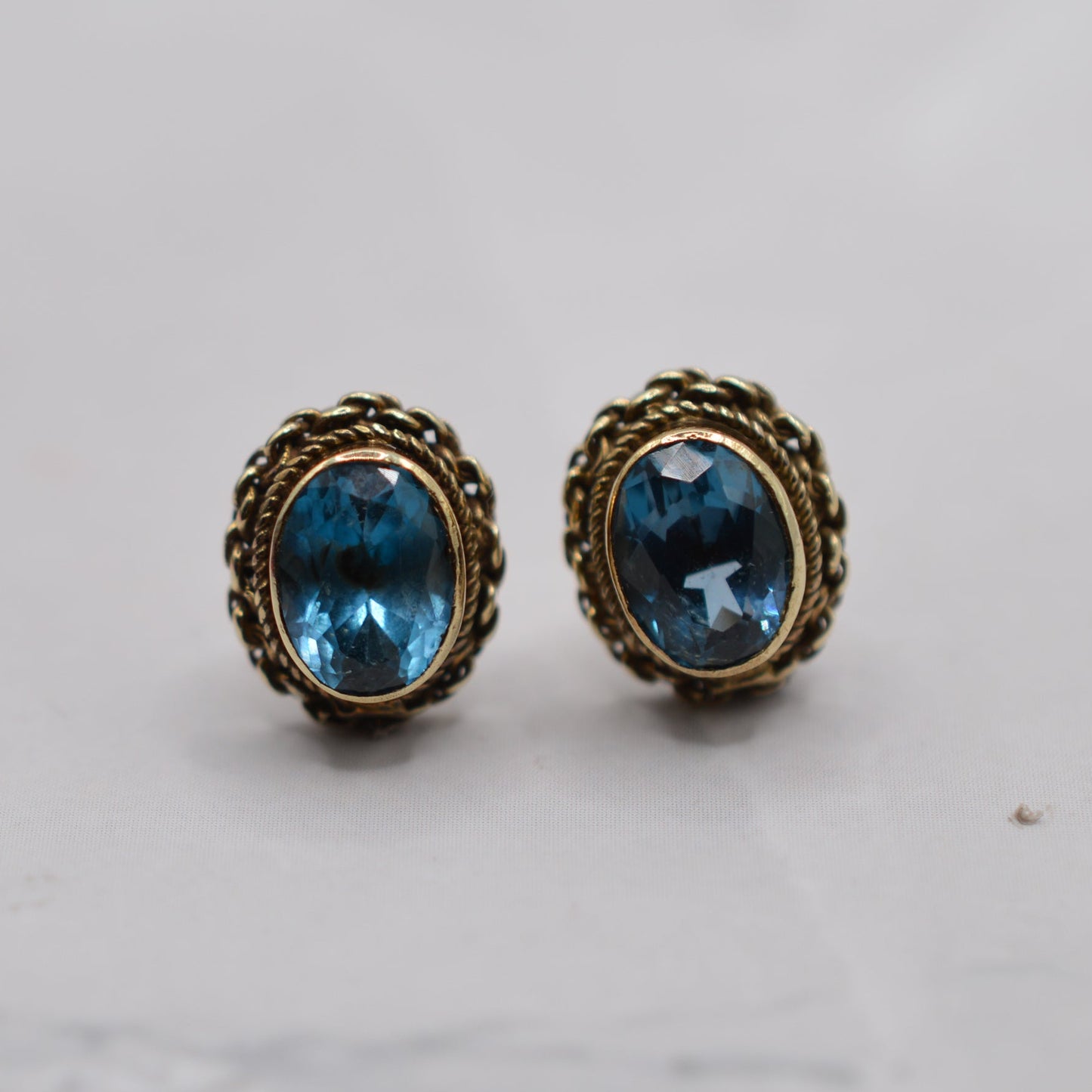 1990s 9ct Gold Blue Topaz Stud Earrings with Rope-Twist Border