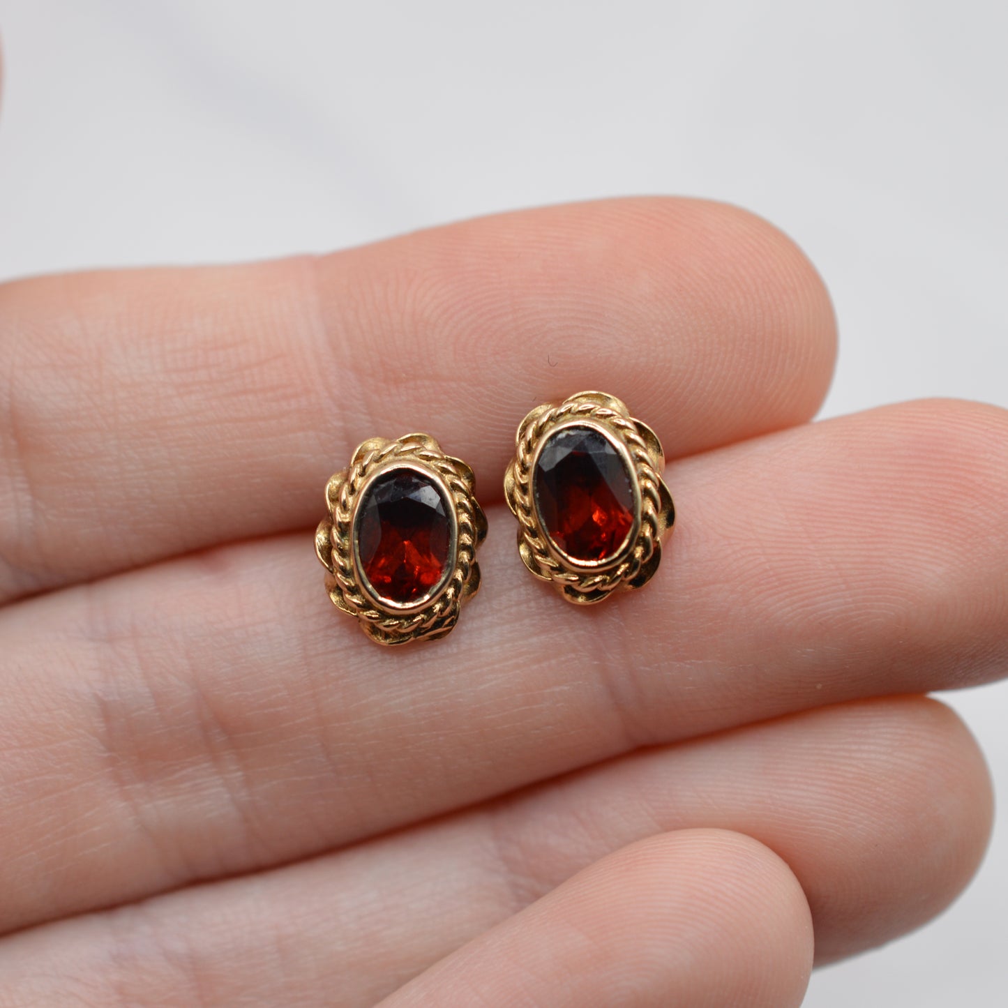 1990s 9ct Gold Garnet Stud Earrings with Rope-Twist Border