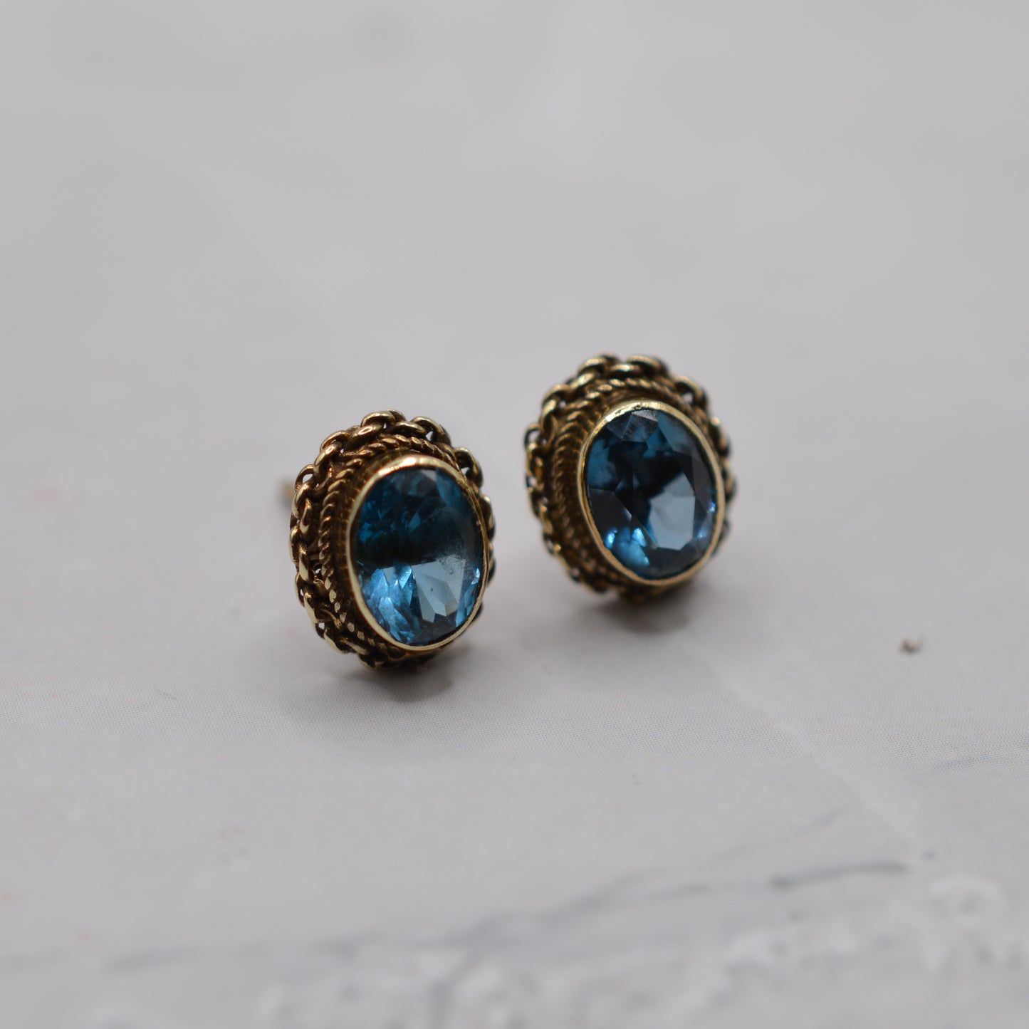 1990s 9ct Gold Blue Topaz Stud Earrings with Rope-Twist Border