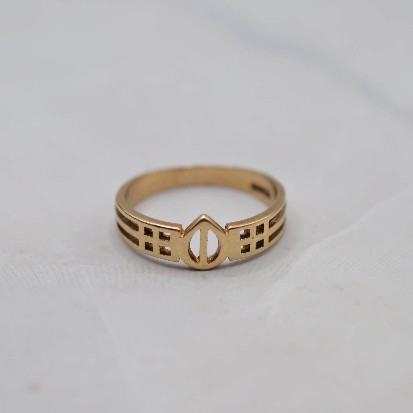 9ct Gold Rennie Mackintosh Art Nouveau Style Ring