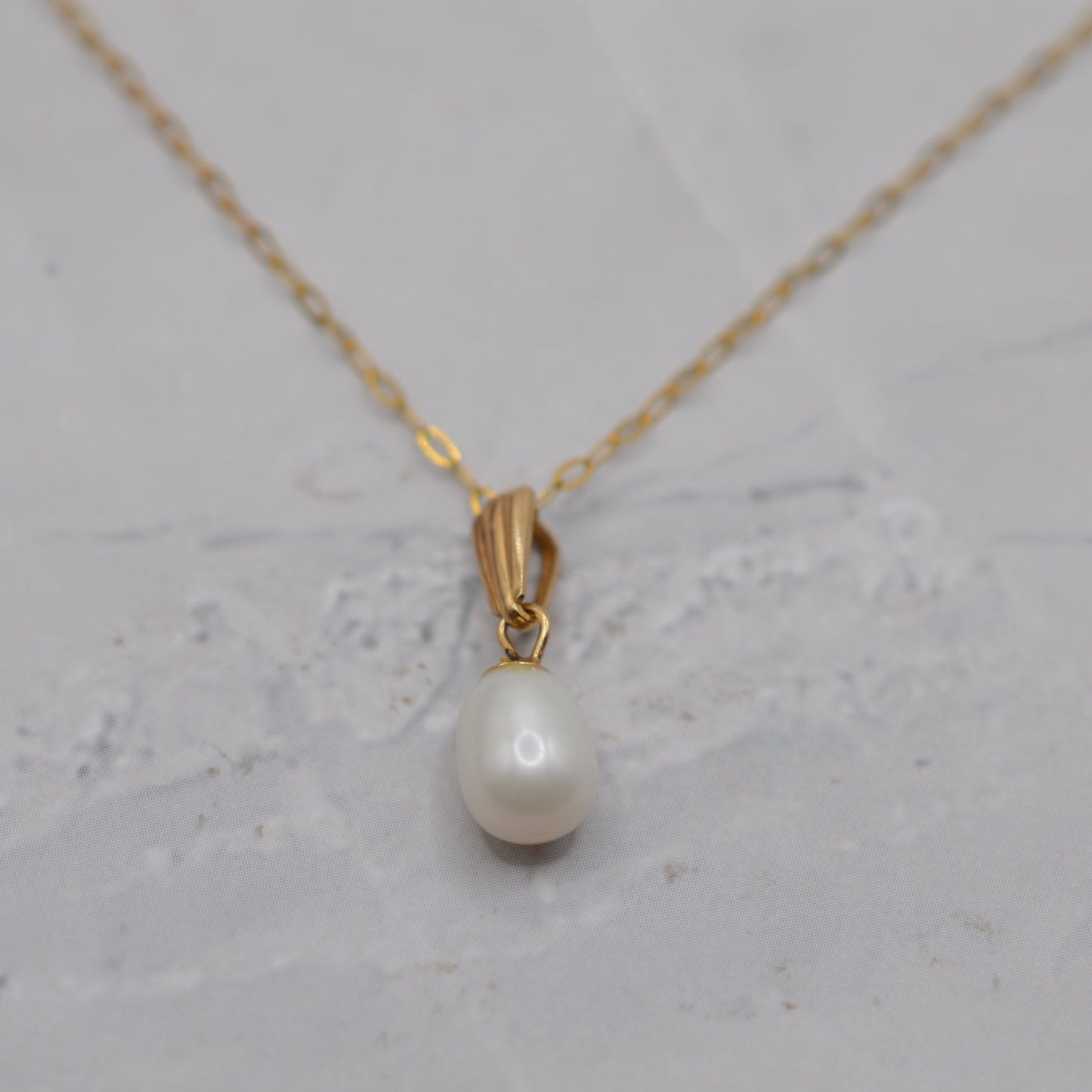 9ct Gold Pearl Pendant Necklace (16" Chain)