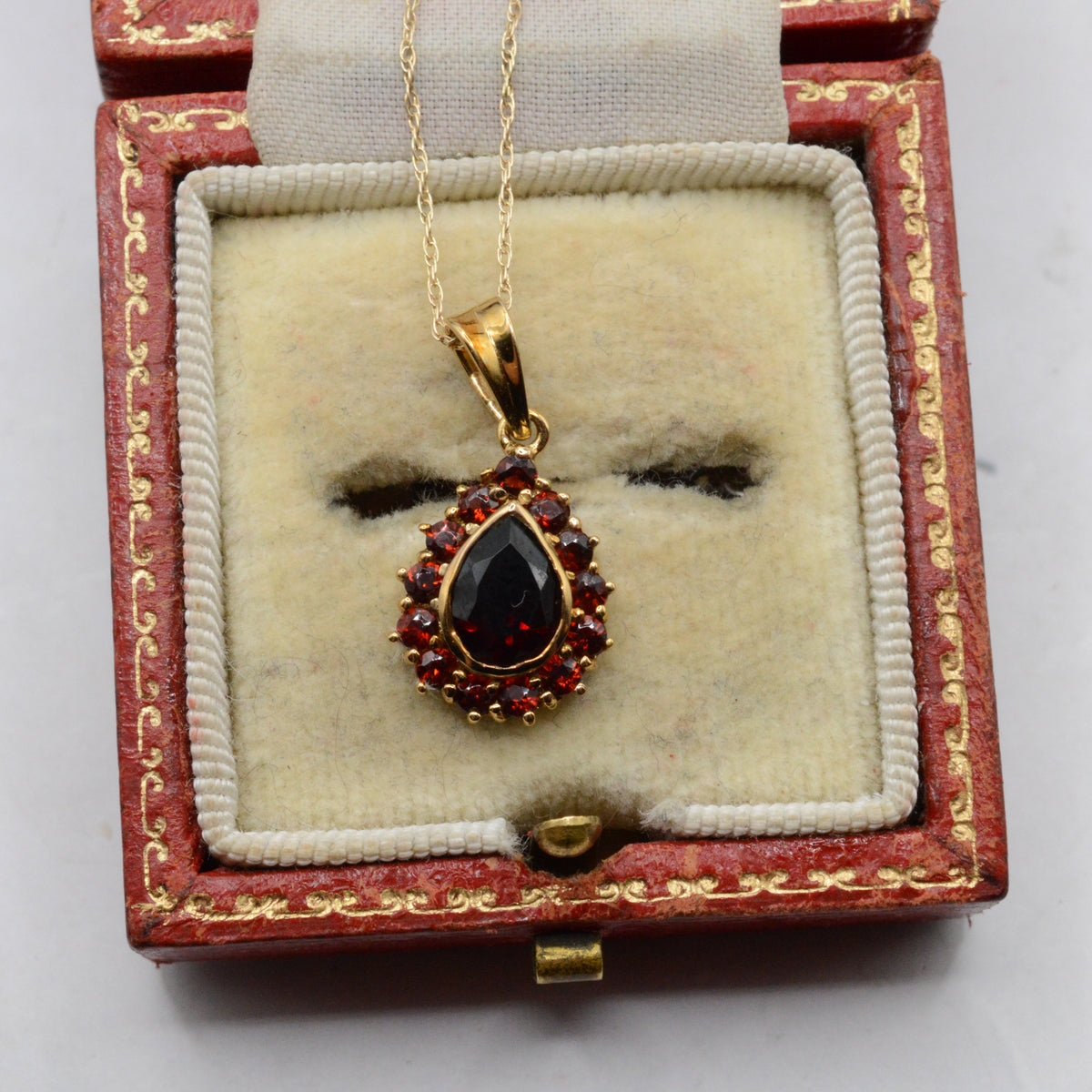 9ct Gold Garnet Cluster Pendant Necklace (18")