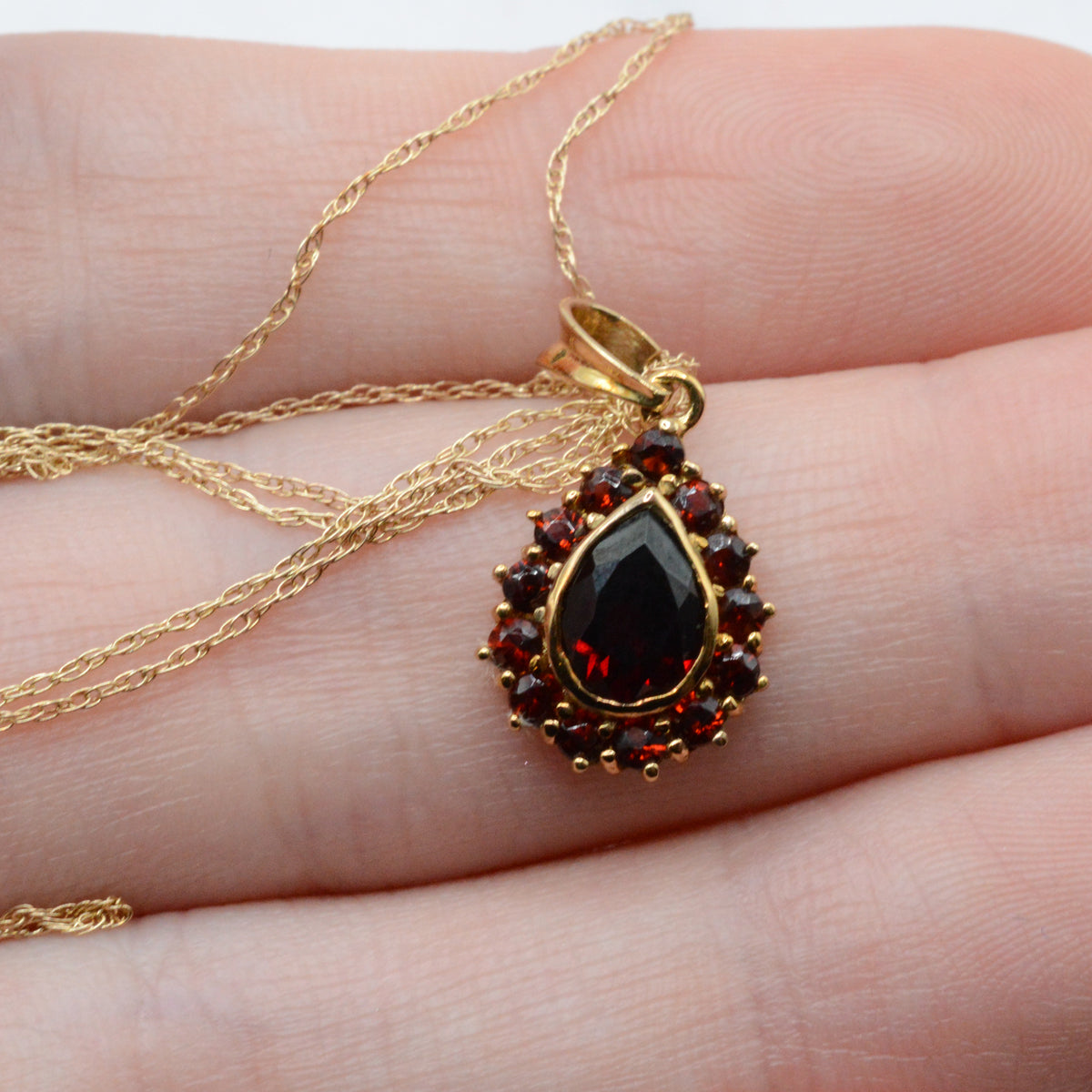 9ct Gold Garnet Cluster Pendant Necklace (18")