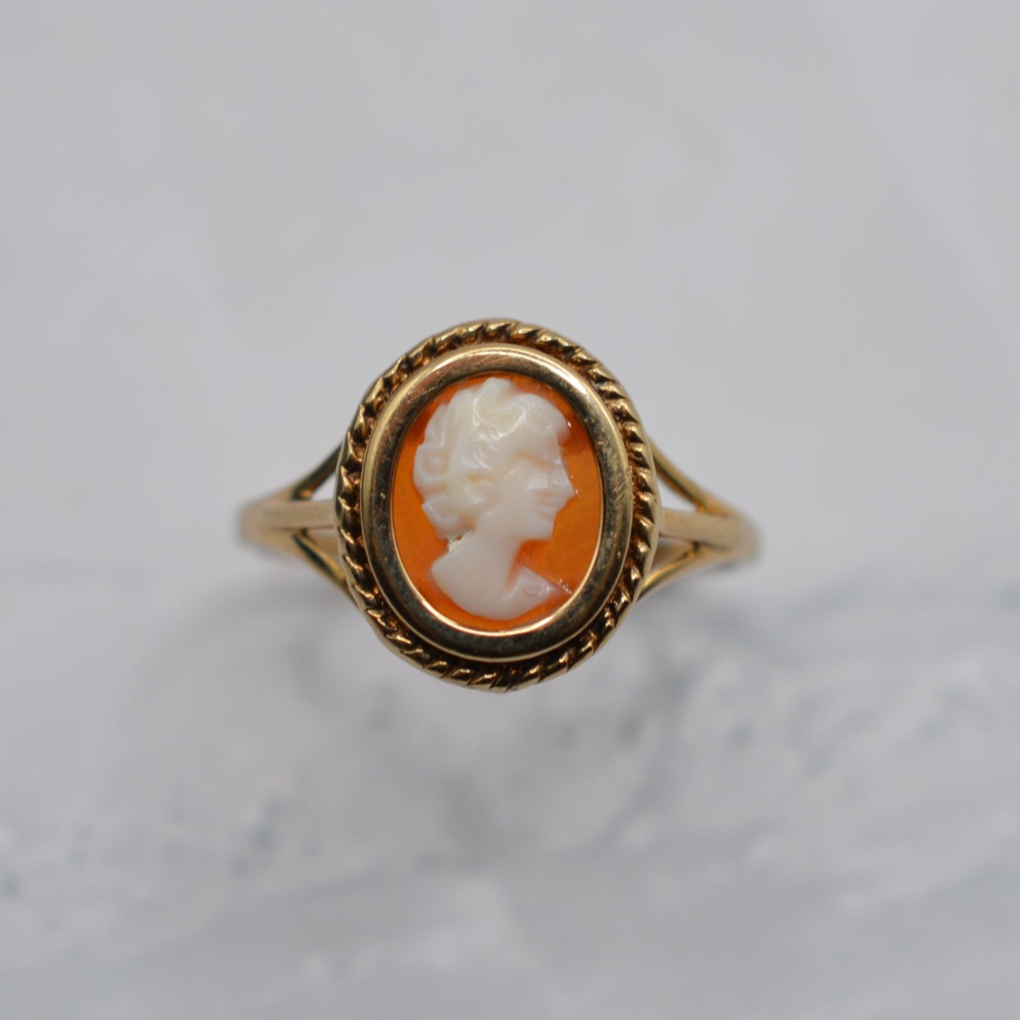 1980s Vintage 9ct Gold Cameo Ring with Rope-Twist Border