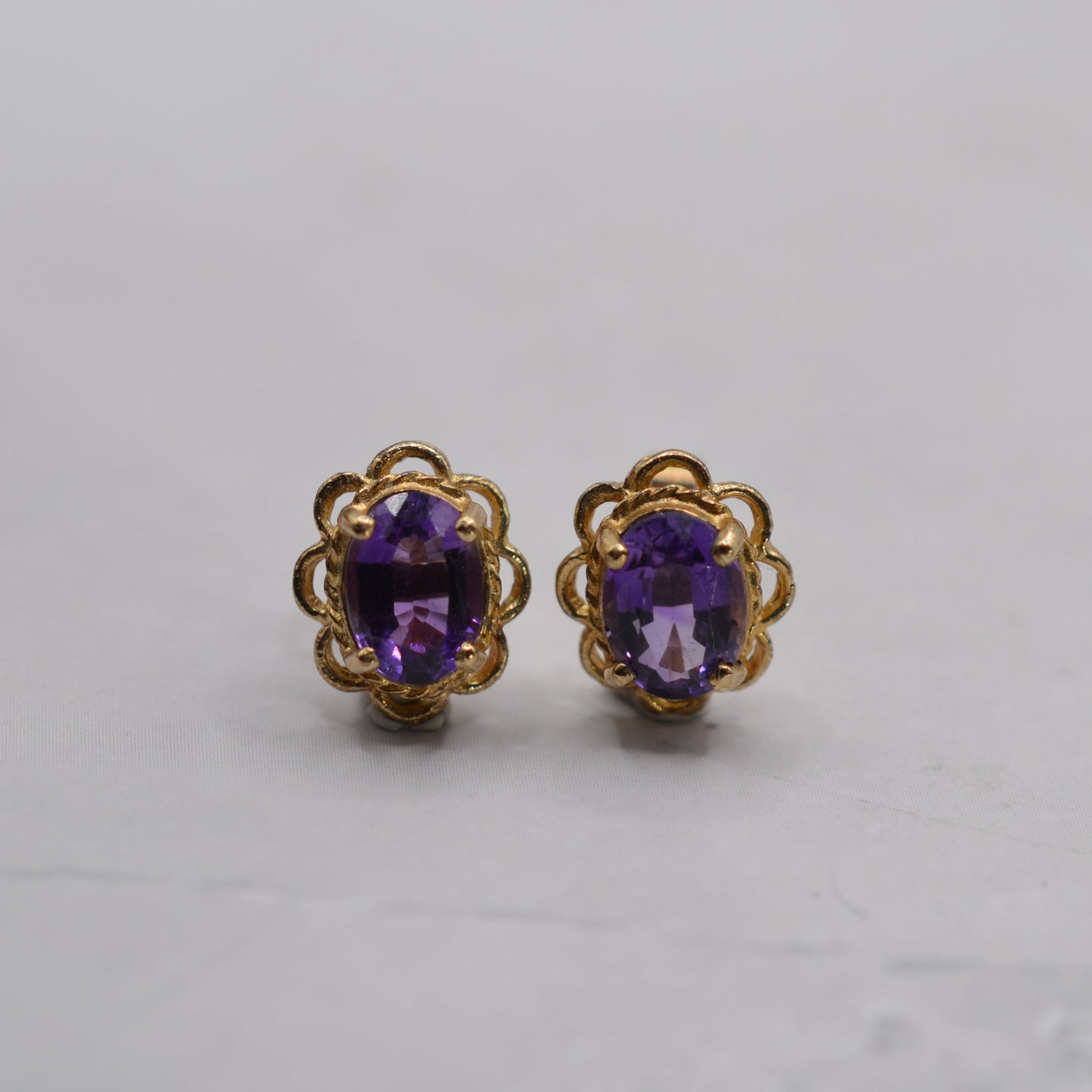 1990s 9ct Gold Amethyst Stud Earrings with Scallop Border