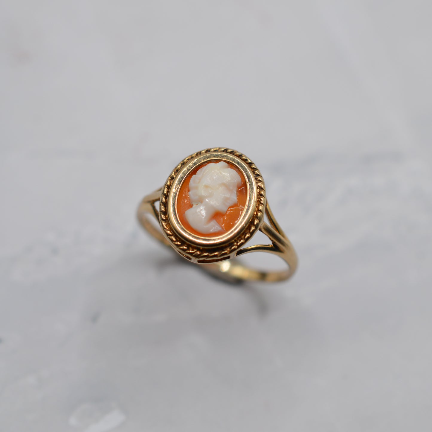 1980s Vintage 9ct Gold Cameo Ring with Rope-Twist Border