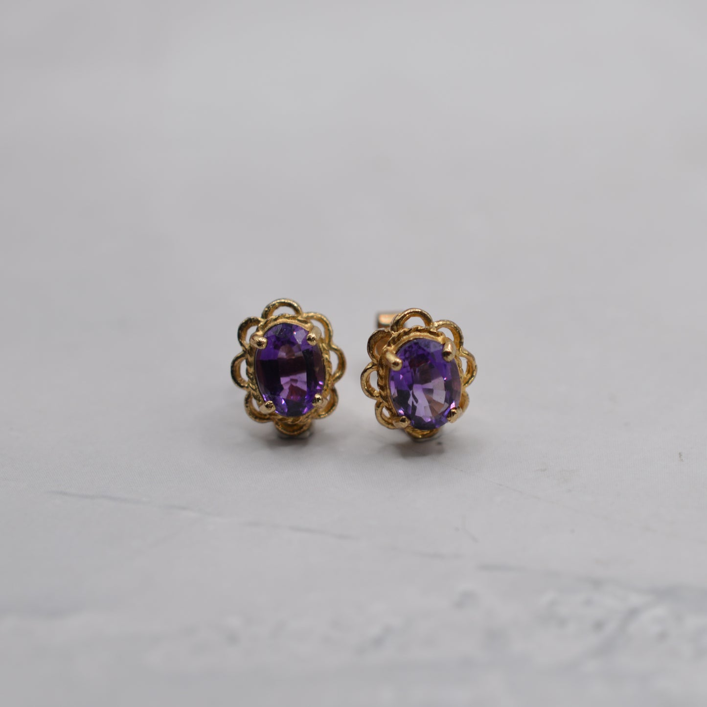 1990s 9ct Gold Amethyst Stud Earrings with Scallop Border