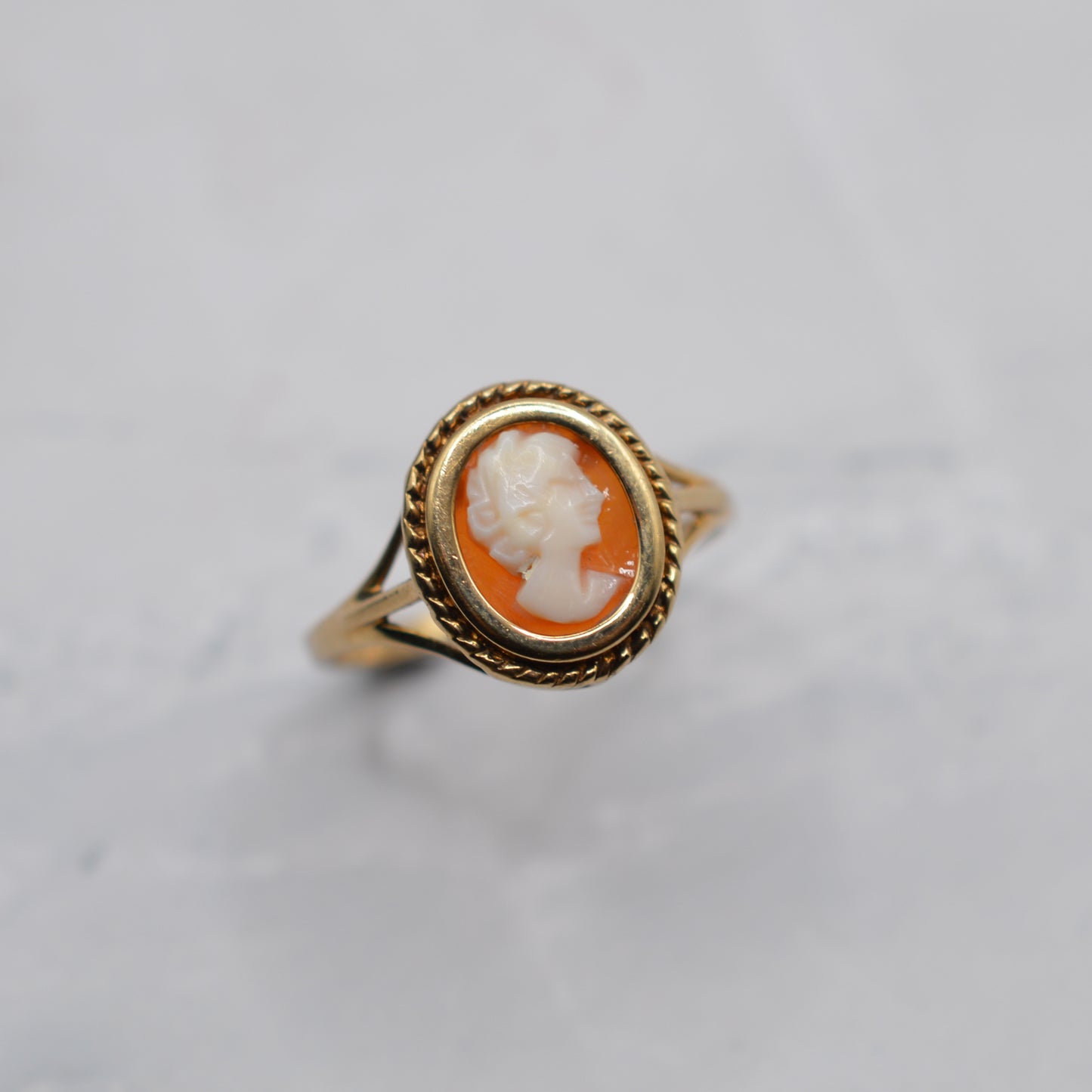 1980s Vintage 9ct Gold Cameo Ring with Rope-Twist Border