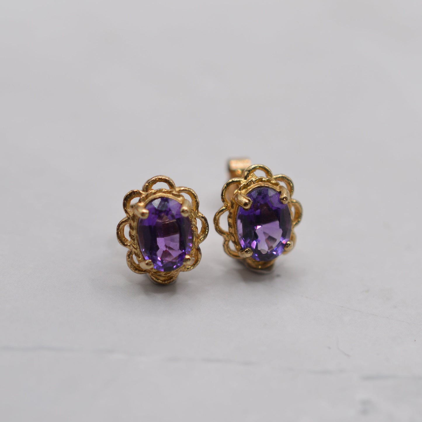 1990s 9ct Gold Amethyst Stud Earrings with Scallop Border