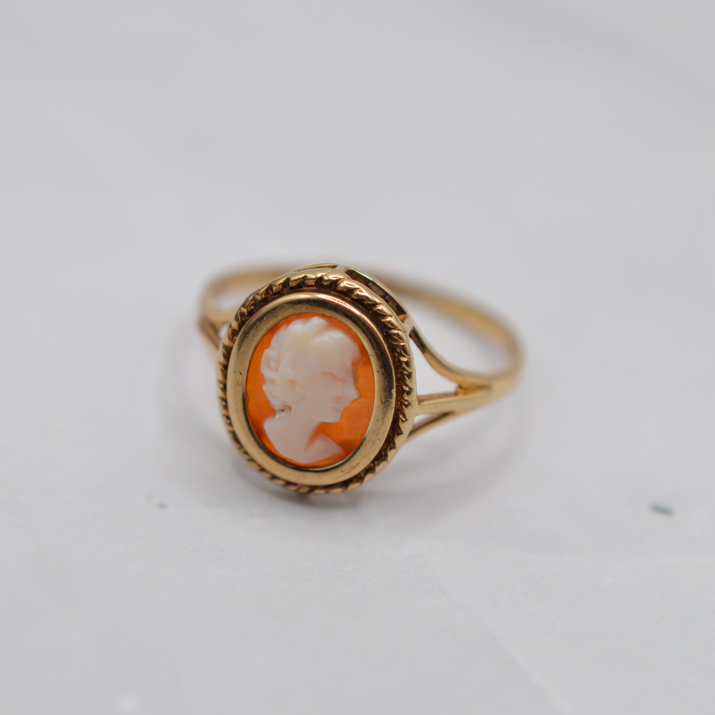 1980s Vintage 9ct Gold Cameo Ring with Rope-Twist Border