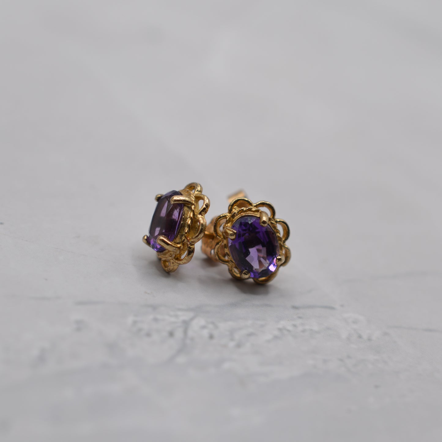1990s 9ct Gold Amethyst Stud Earrings with Scallop Border