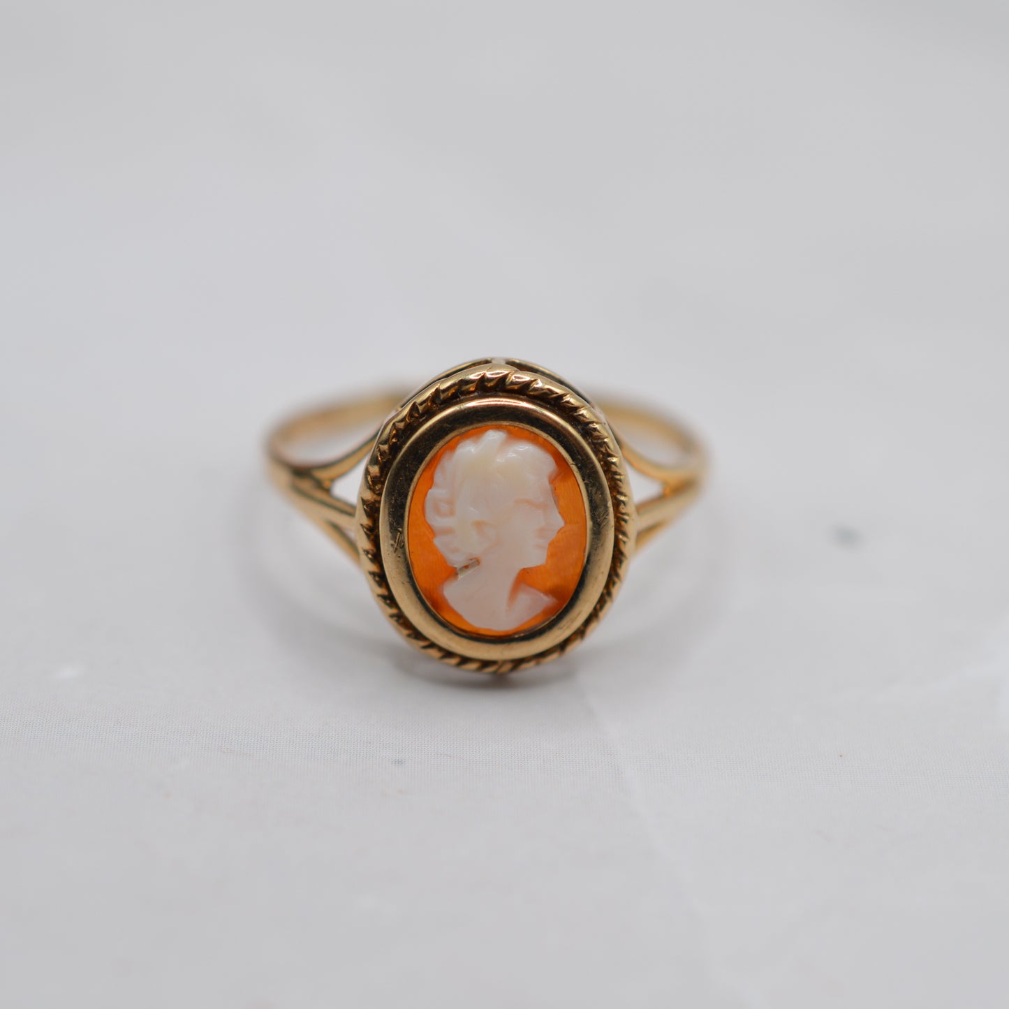 1980s Vintage 9ct Gold Cameo Ring with Rope-Twist Border