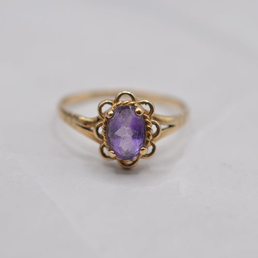 1990s 9ct Gold Amethyst Ring with Scallop Border