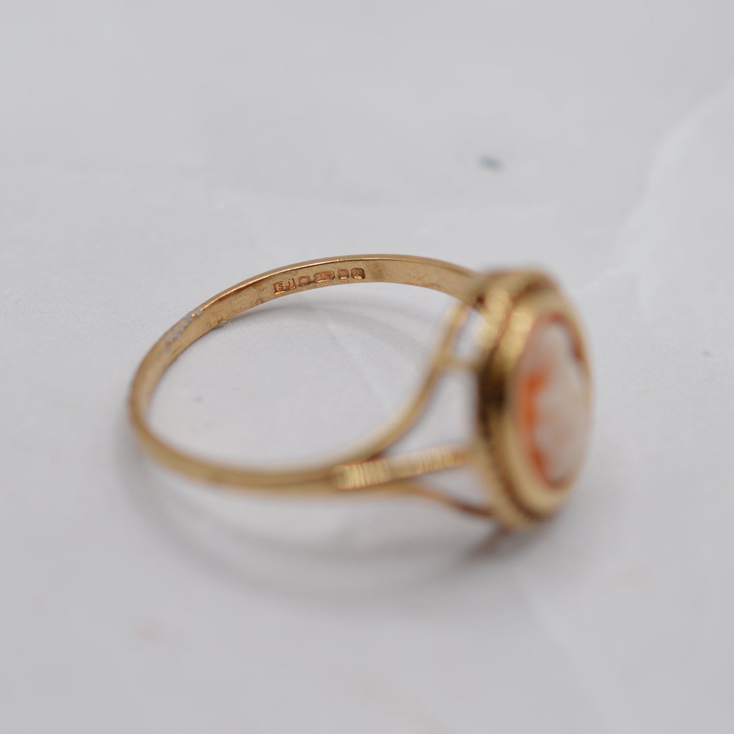 1980s Vintage 9ct Gold Cameo Ring with Rope-Twist Border