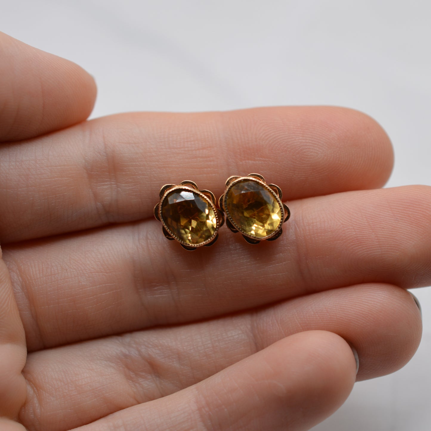 1979 Vintage 9ct Gold Citrine Stud Earrings with Scallop Edge