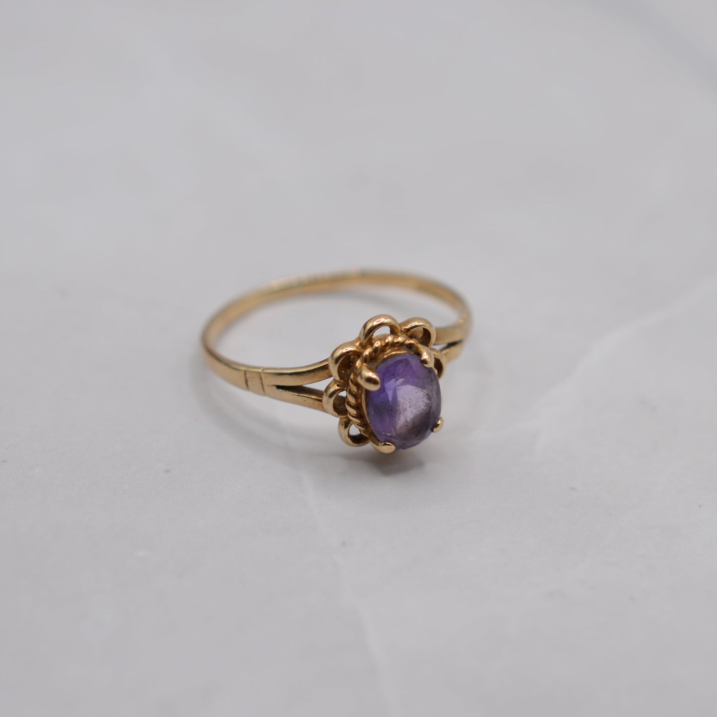 1990s 9ct Gold Amethyst Ring with Scallop Border