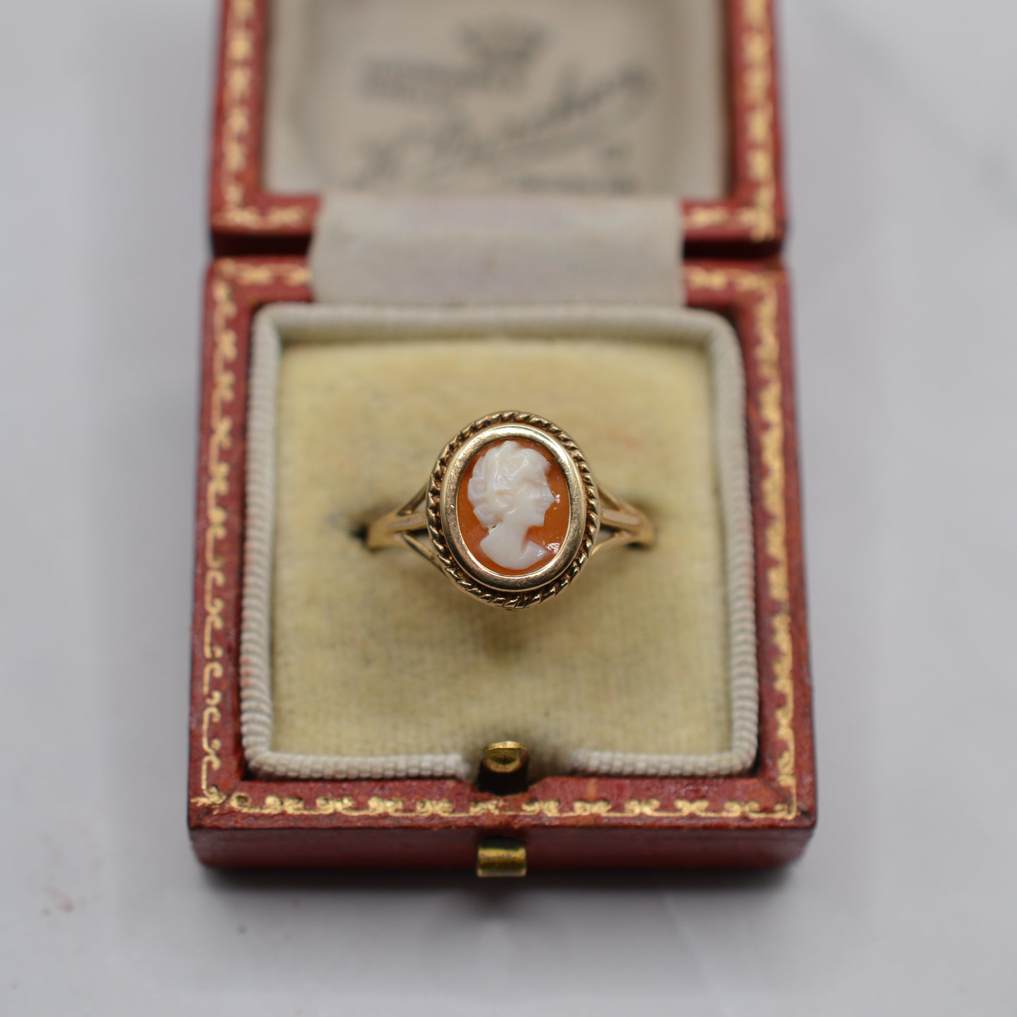 1980s Vintage 9ct Gold Cameo Ring with Rope-Twist Border