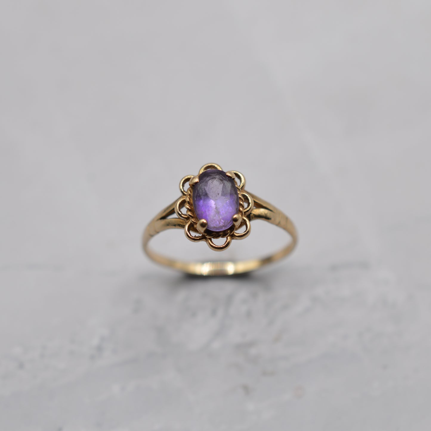 1990s 9ct Gold Amethyst Ring with Scallop Border