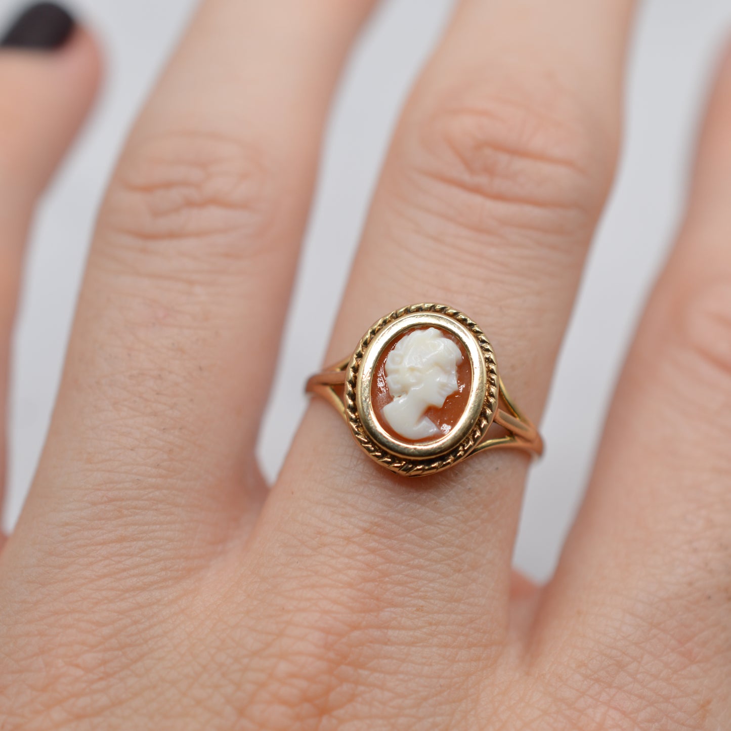 1980s Vintage 9ct Gold Cameo Ring with Rope-Twist Border