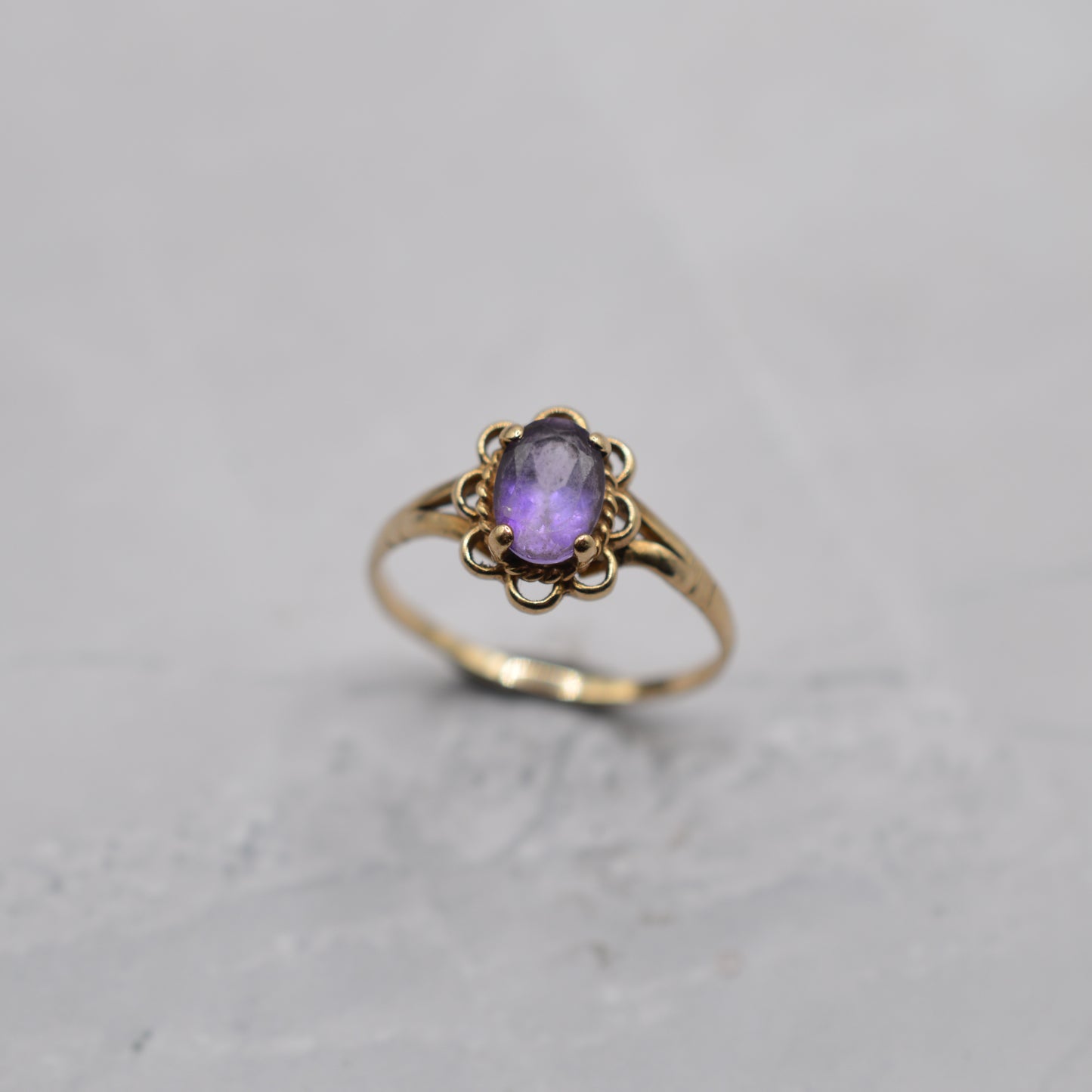 1990s 9ct Gold Amethyst Ring with Scallop Border