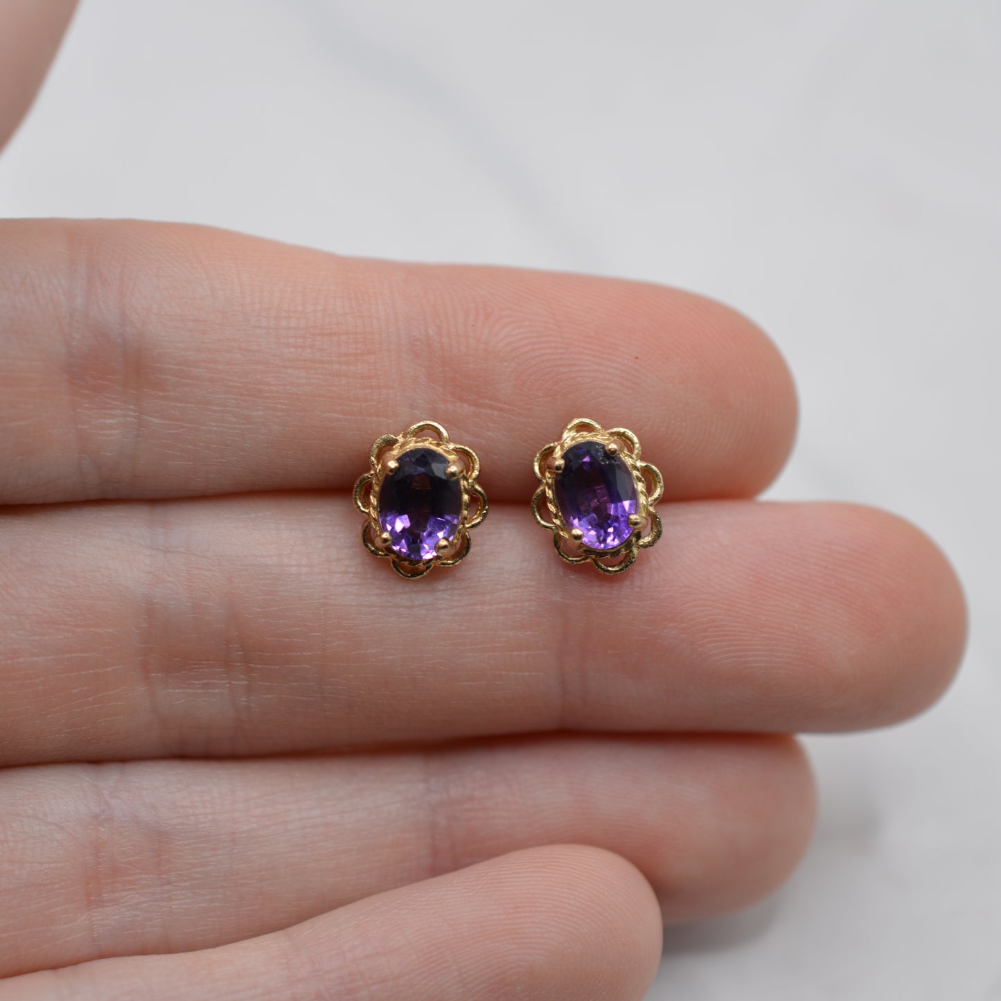 1990s 9ct Gold Amethyst Stud Earrings with Scallop Border