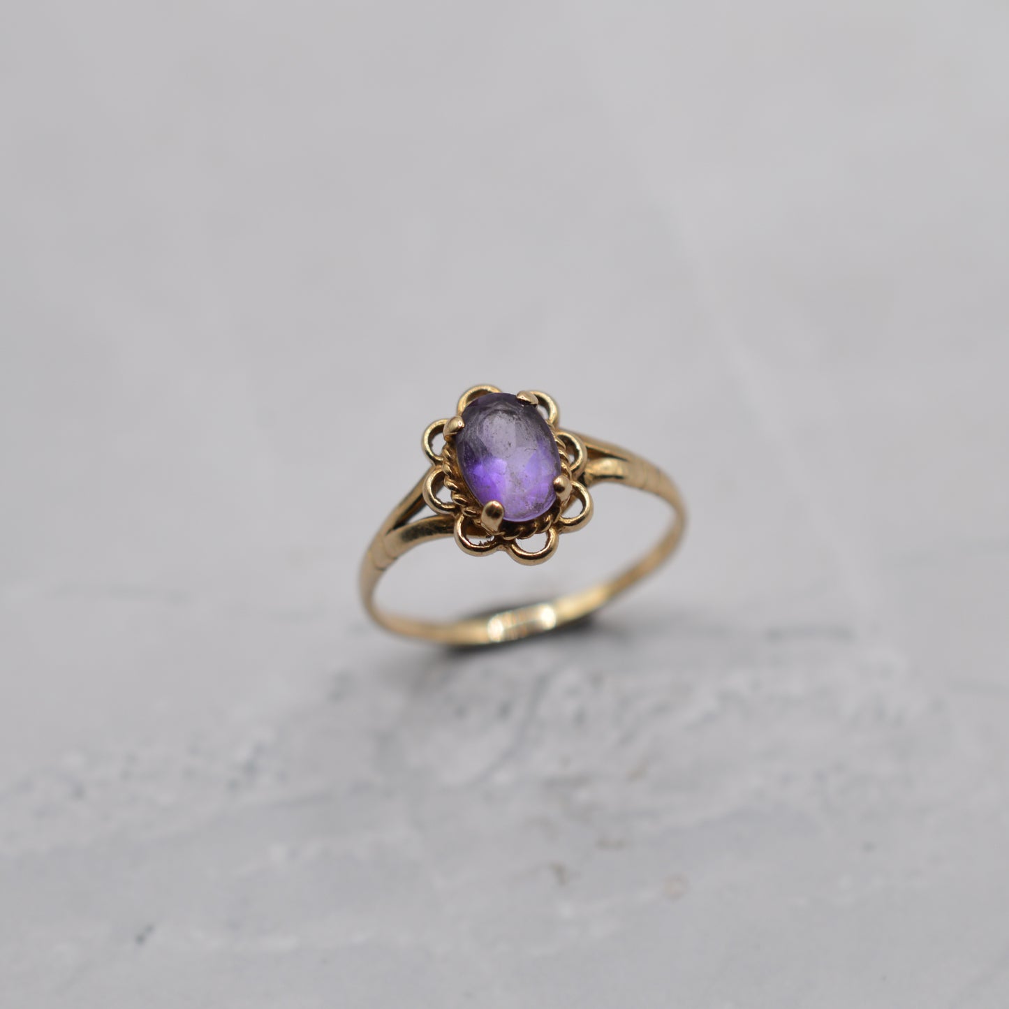 1990s 9ct Gold Amethyst Ring with Scallop Border