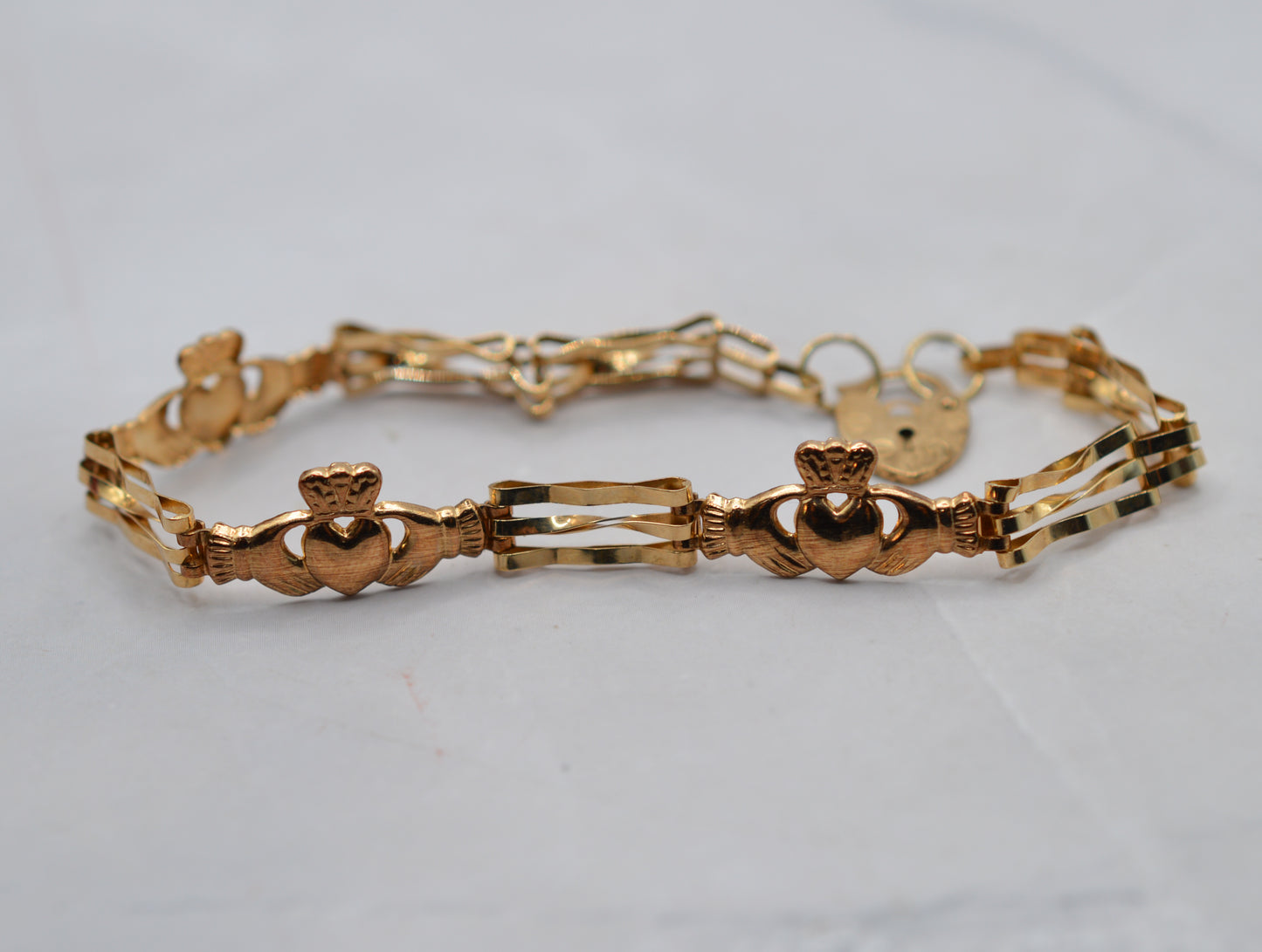 9ct Gold Claddagh Link Bracelet with Heart Padlock (7”)