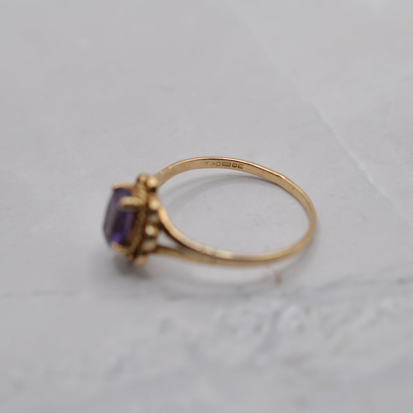 1990s 9ct Gold Amethyst Ring with Scallop Border