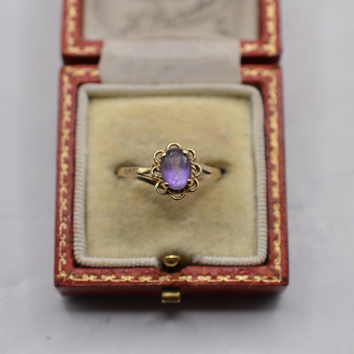 1990s 9ct Gold Amethyst Ring with Scallop Border