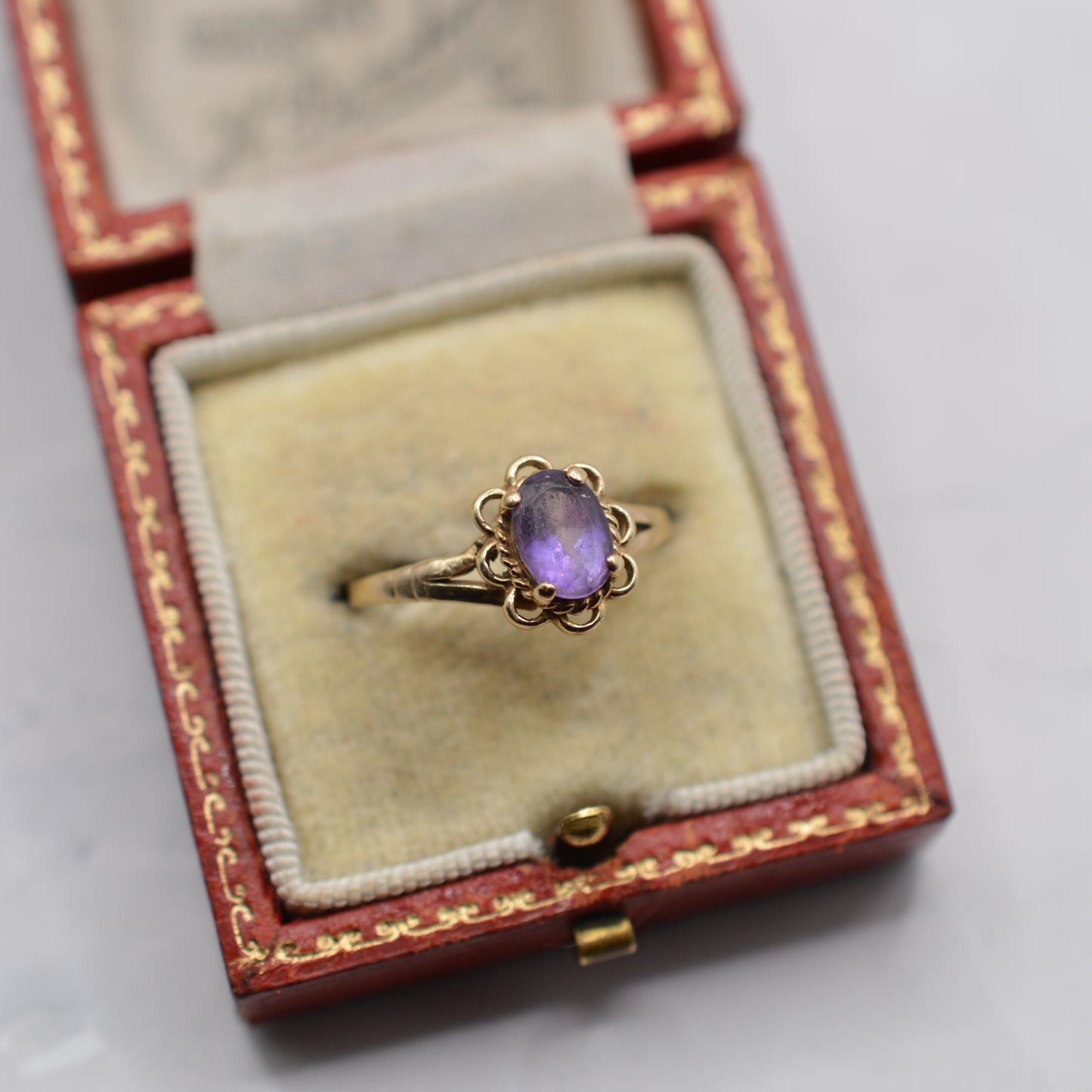 1990s 9ct Gold Amethyst Ring with Scallop Border
