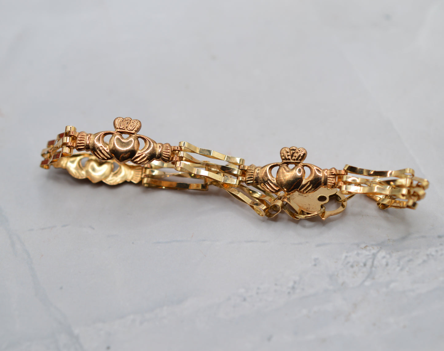 9ct Gold Claddagh Link Bracelet with Heart Padlock (7”)