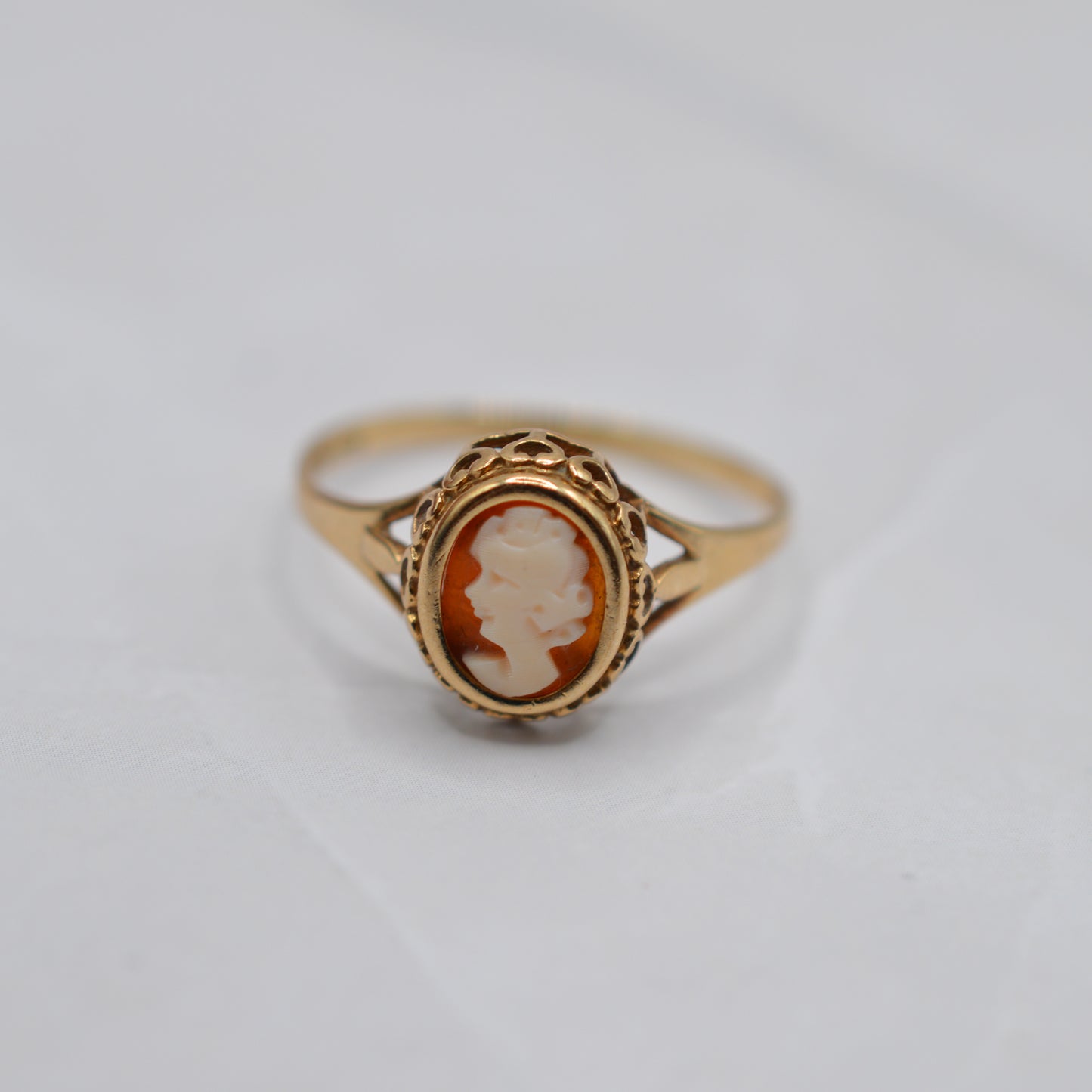 1980s Vintage 9ct Gold Cameo Ring with Pierced Gallery