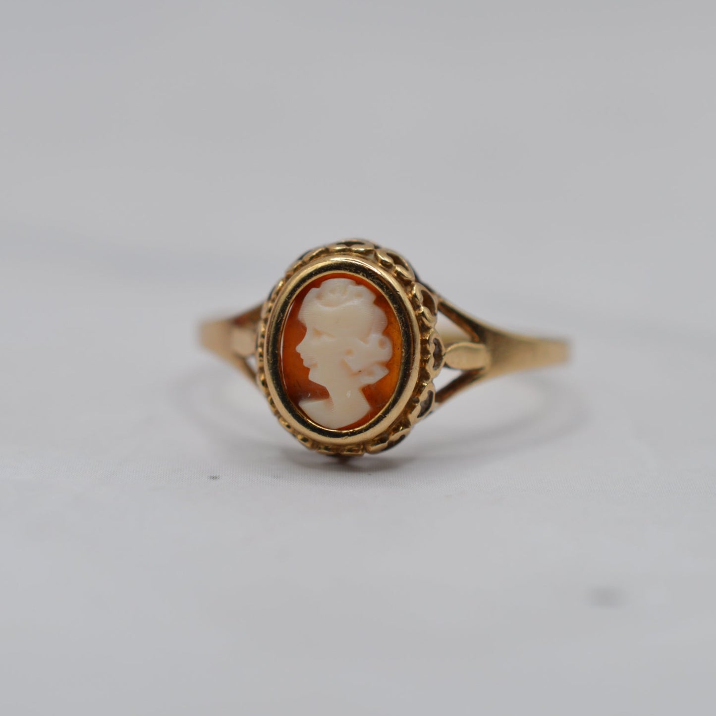 1980s Vintage 9ct Gold Cameo Ring with Pierced Gallery