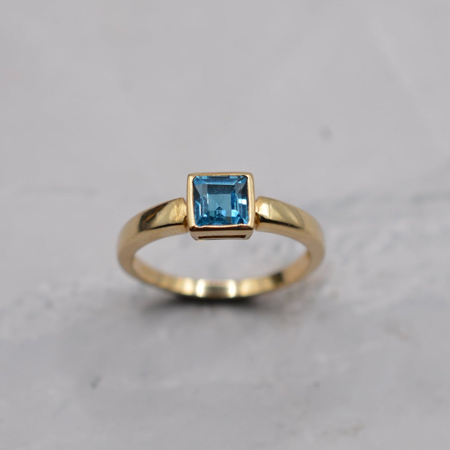Y2K 9ct Gold Topaz Bezel-Set Ring