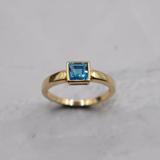 Y2K 9ct Gold Topaz Bezel-Set Ring