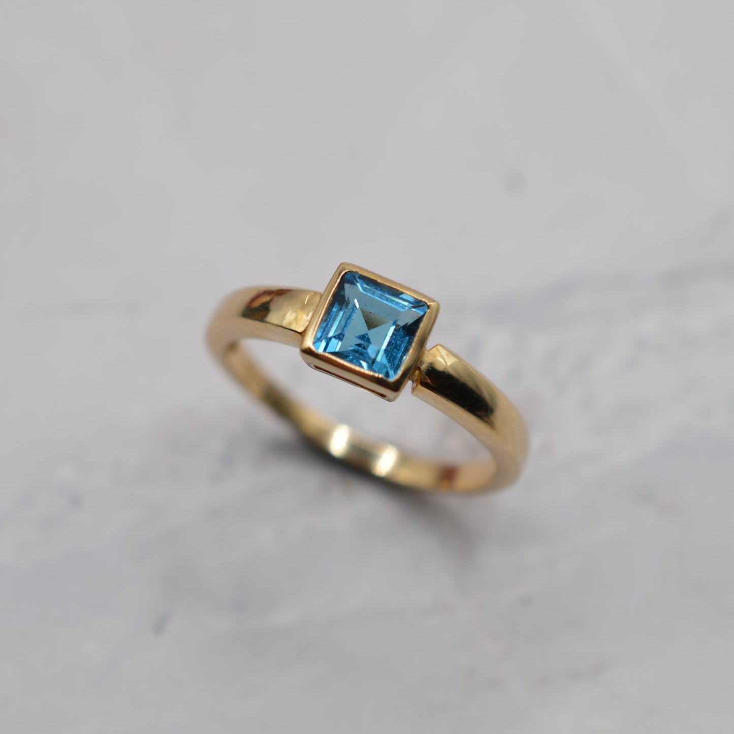 Y2K 9ct Gold Topaz Bezel-Set Ring