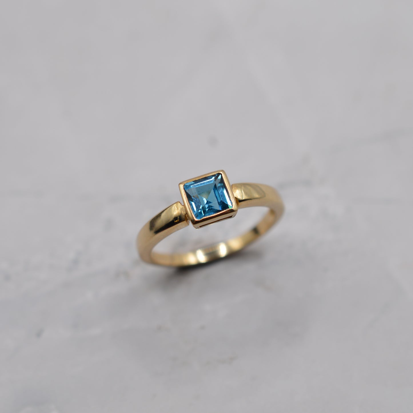 Y2K 9ct Gold Topaz Bezel-Set Ring