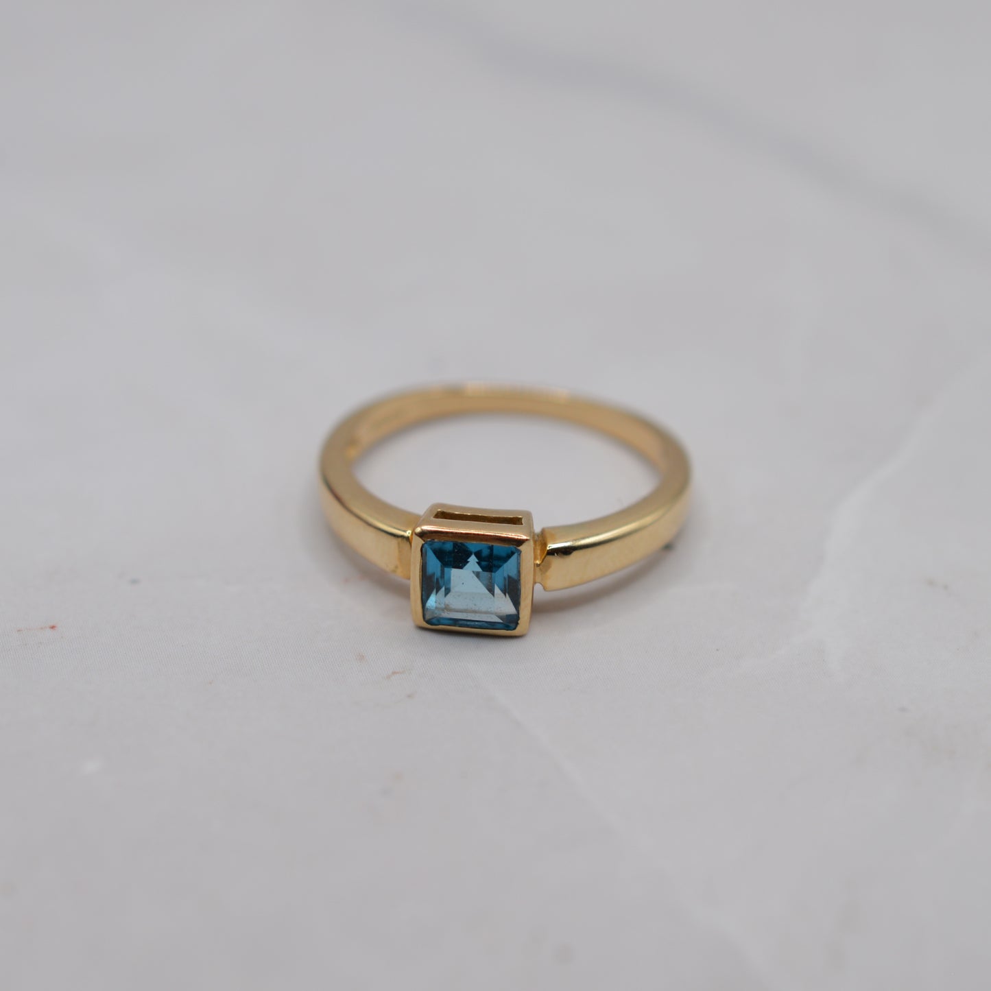 Y2K 9ct Gold Topaz Bezel-Set Ring