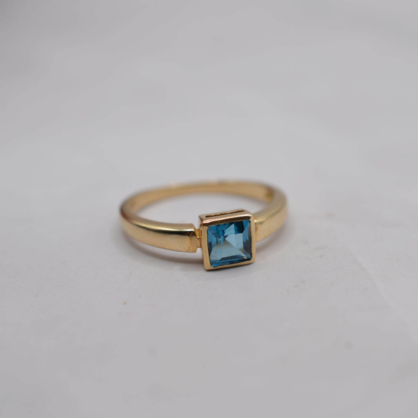 Y2K 9ct Gold Topaz Bezel-Set Ring