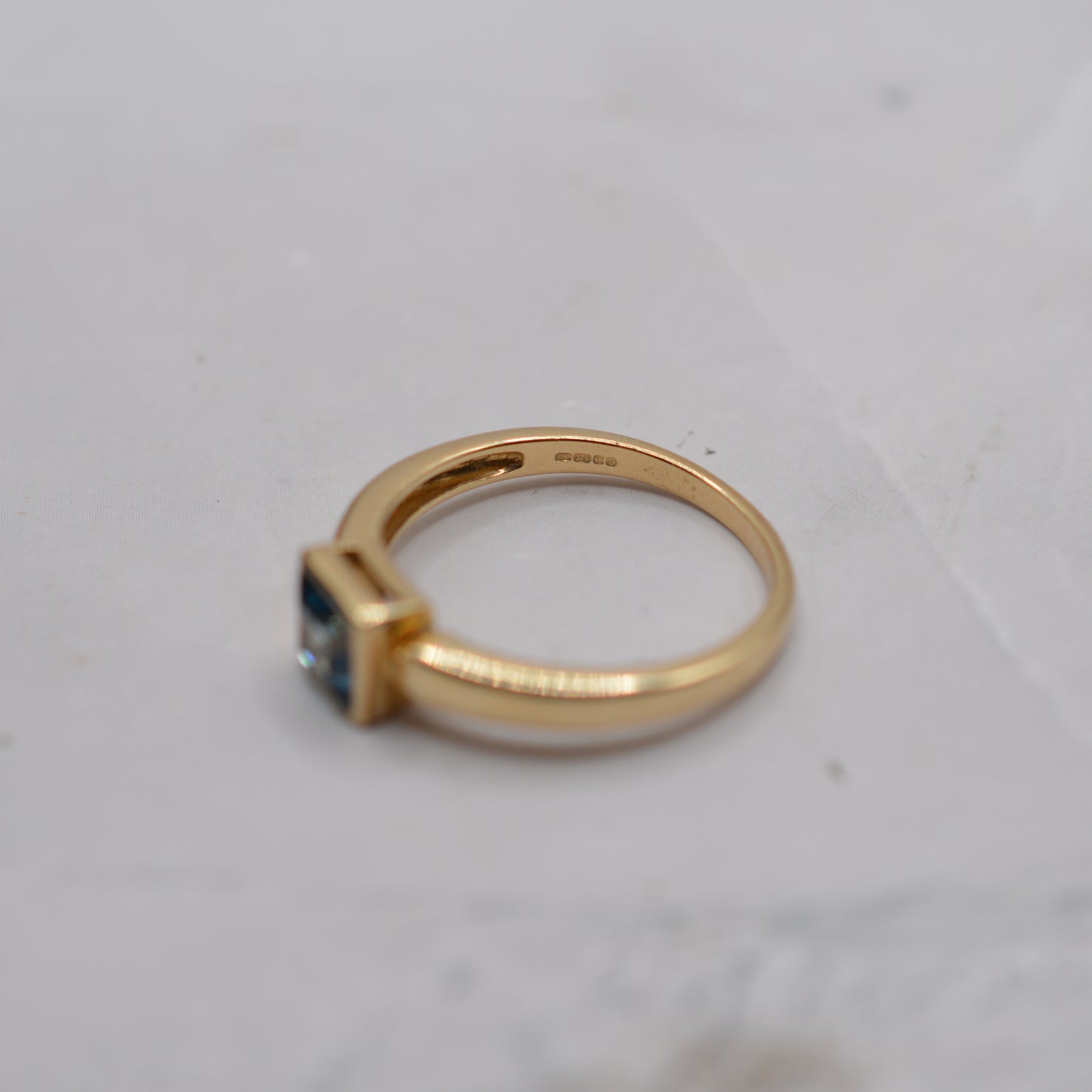 Y2K 9ct Gold Topaz Bezel-Set Ring