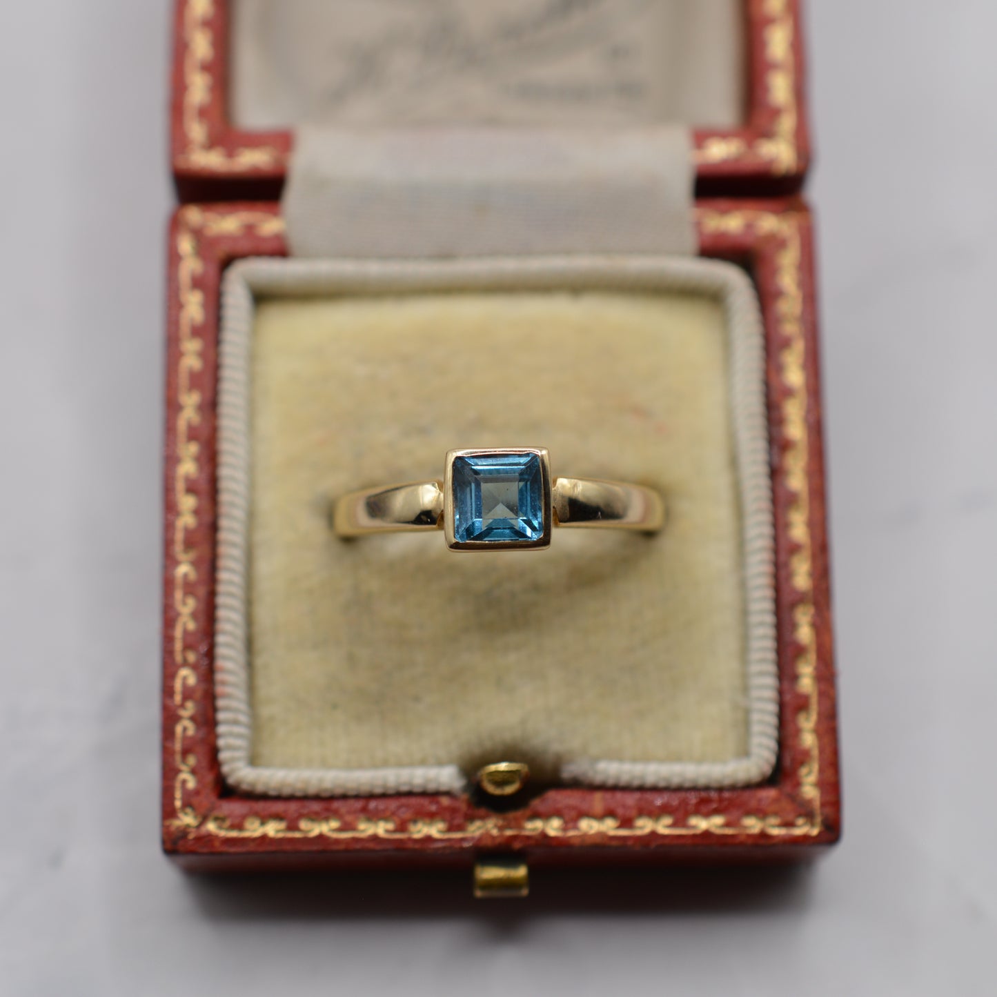 Y2K 9ct Gold Topaz Bezel-Set Ring