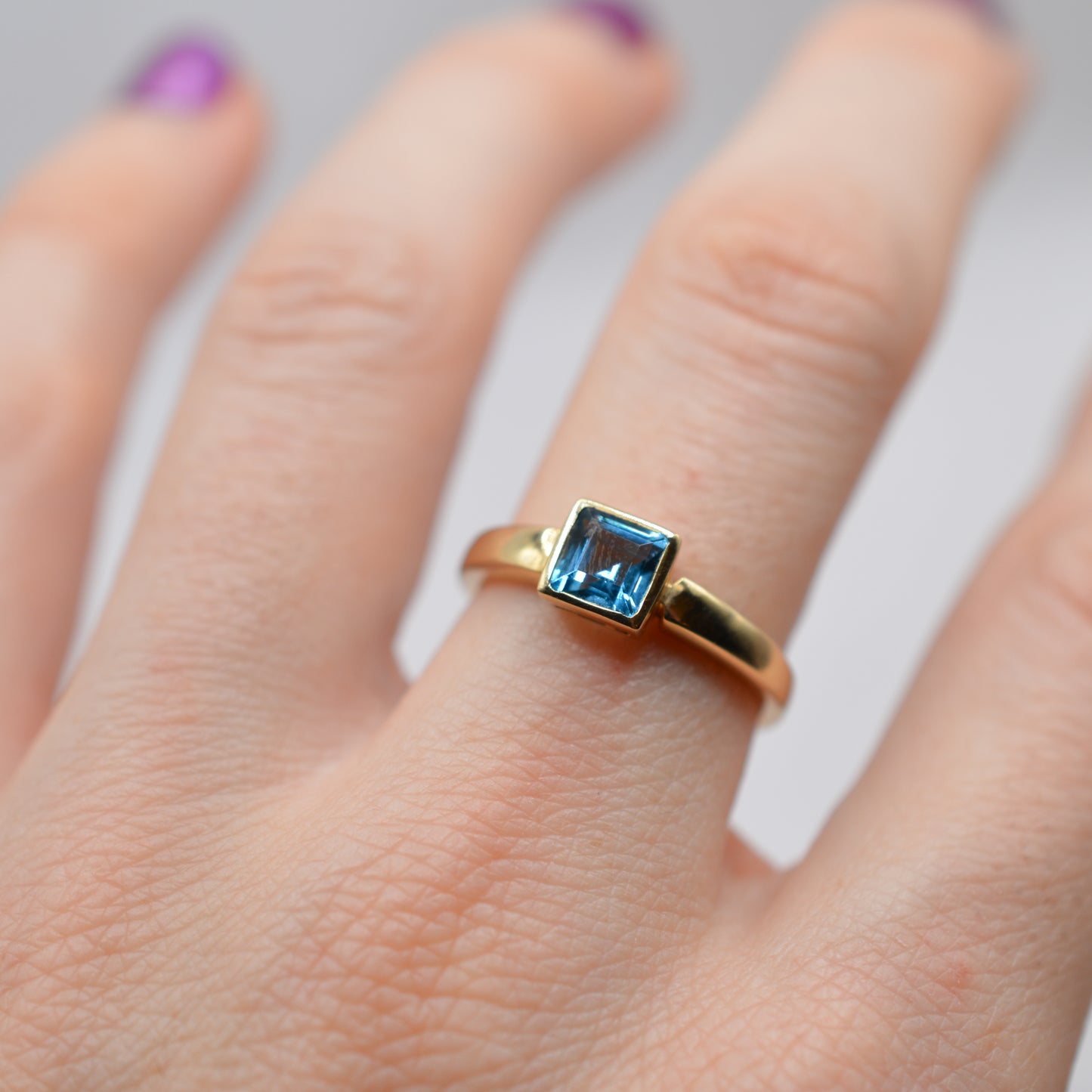 Y2K 9ct Gold Topaz Bezel-Set Ring