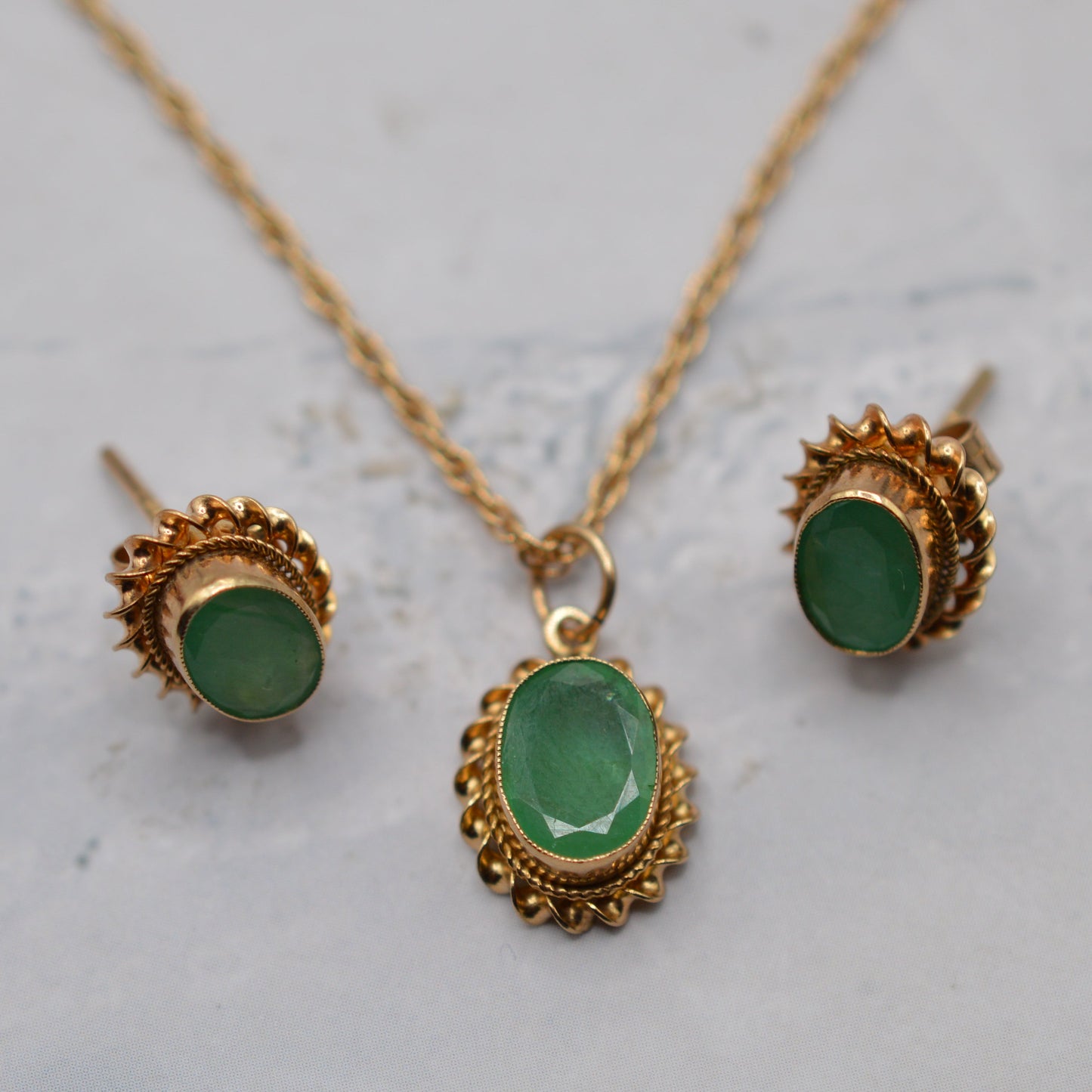1980s 9ct Gold Emerald Pendant Necklace & Stud Earrings Set