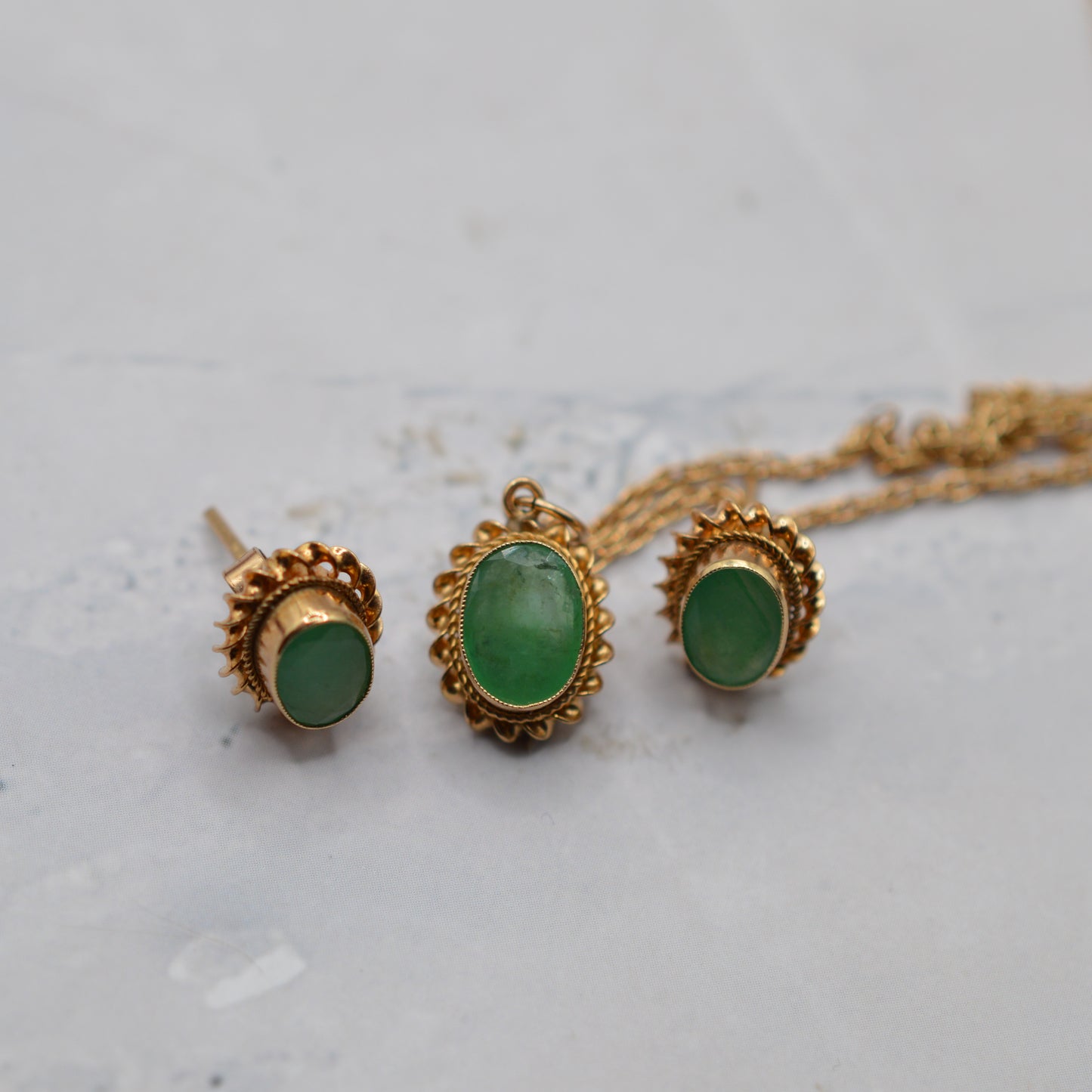 1980s 9ct Gold Emerald Pendant Necklace & Stud Earrings Set