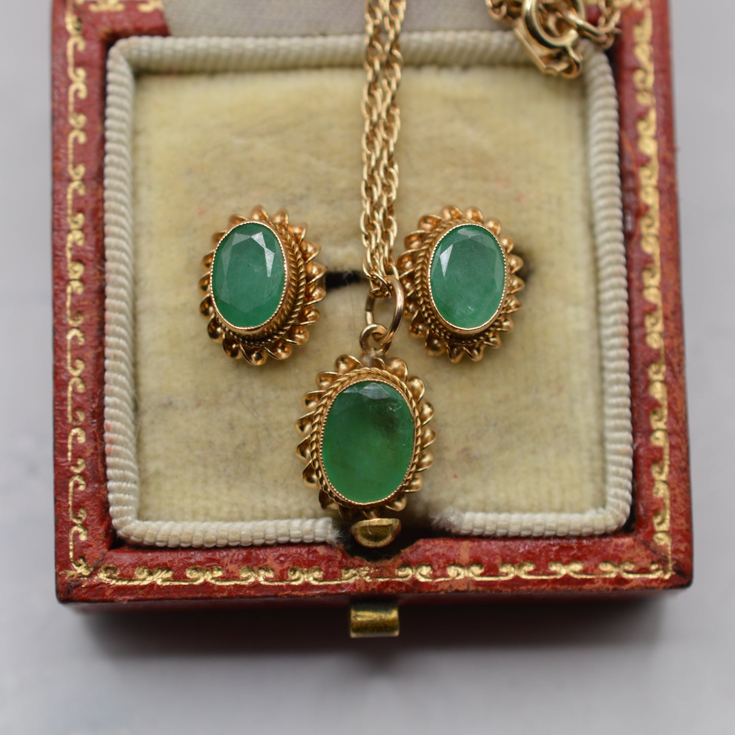 1980s 9ct Gold Emerald Pendant Necklace & Stud Earrings Set