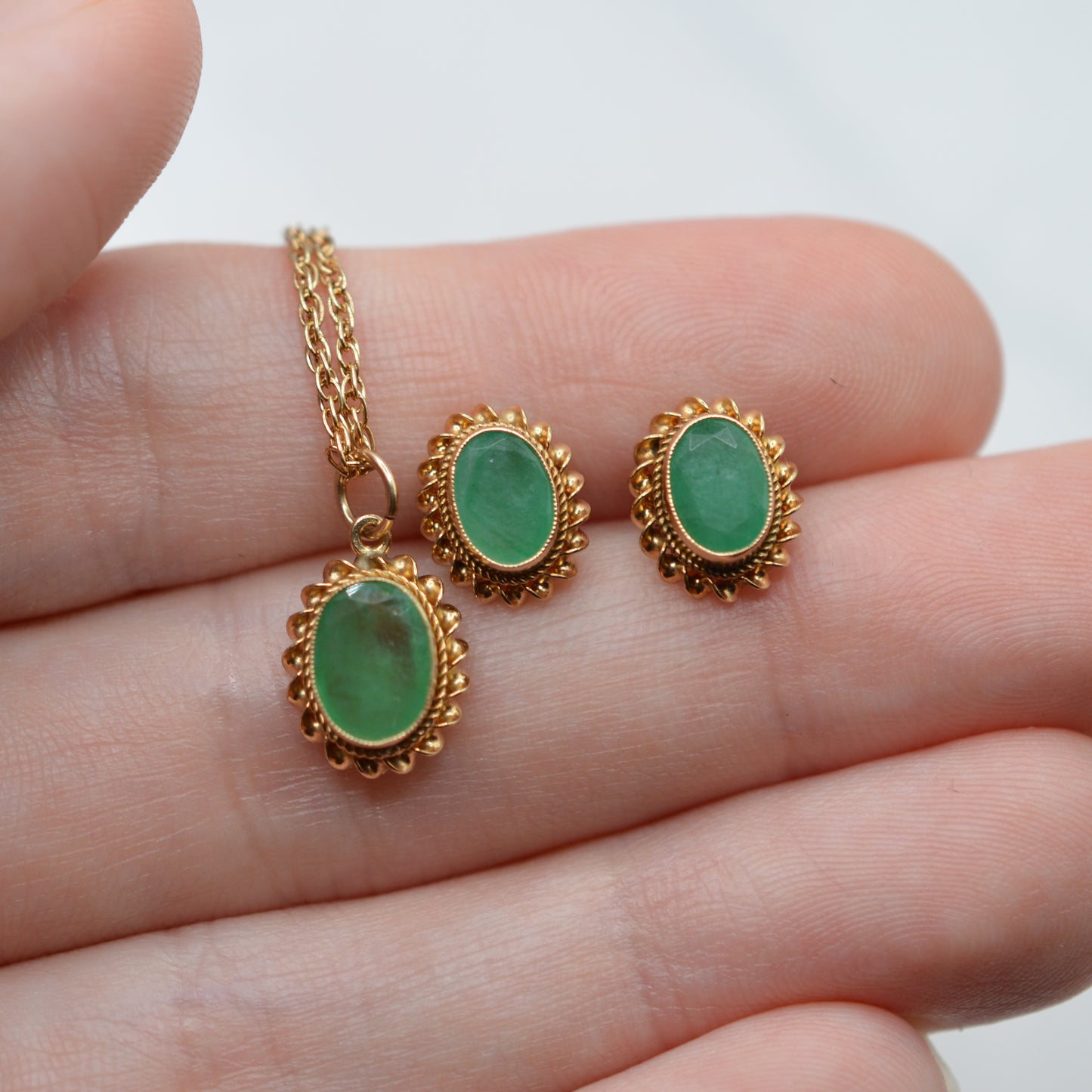 1980s 9ct Gold Emerald Pendant Necklace & Stud Earrings Set