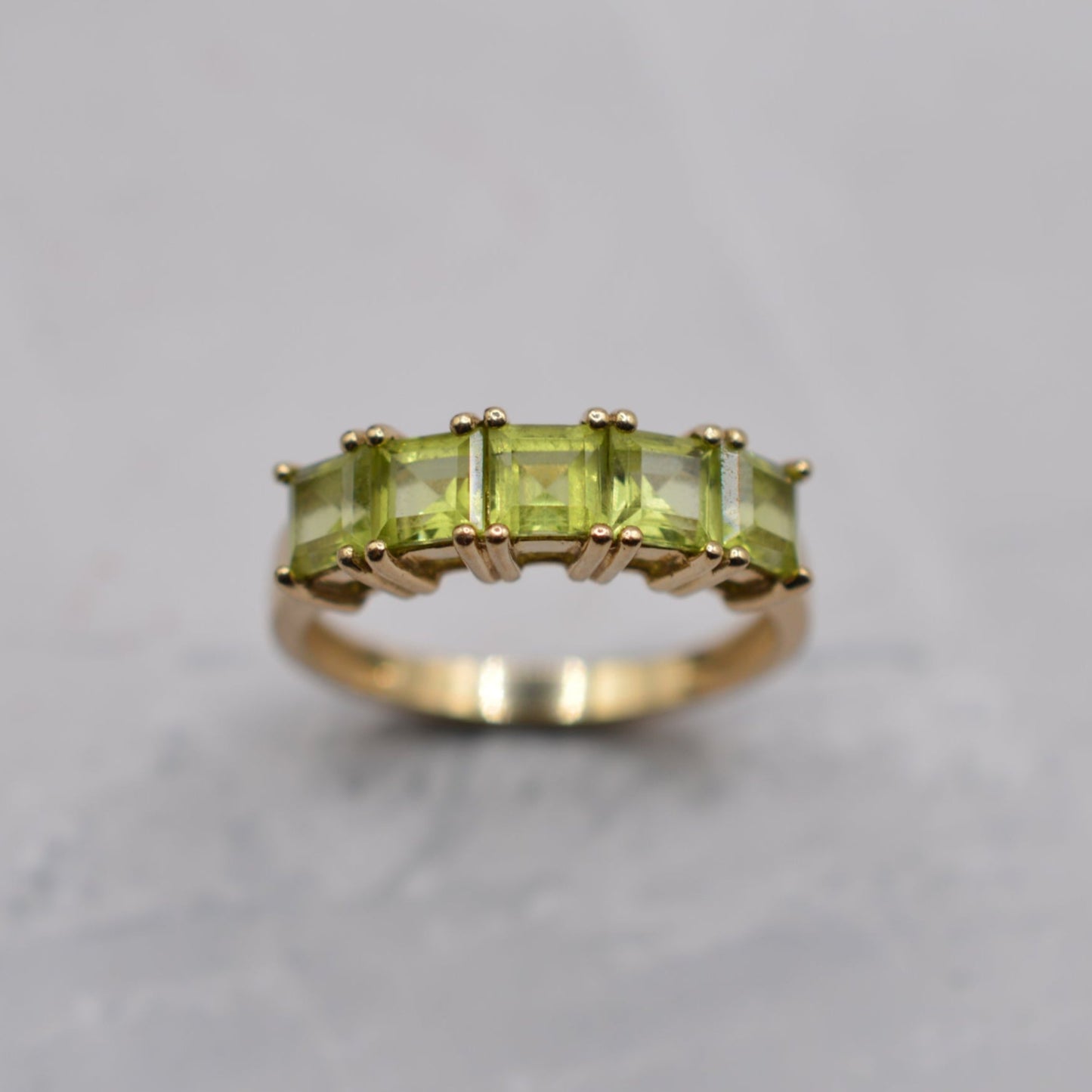 Y2K 9ct Gold Peridot Five-Stone Ring