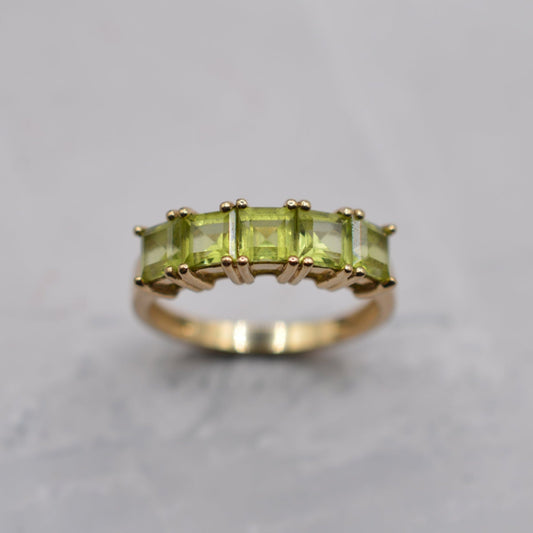 Y2K 9ct Gold Peridot Five-Stone Ring
