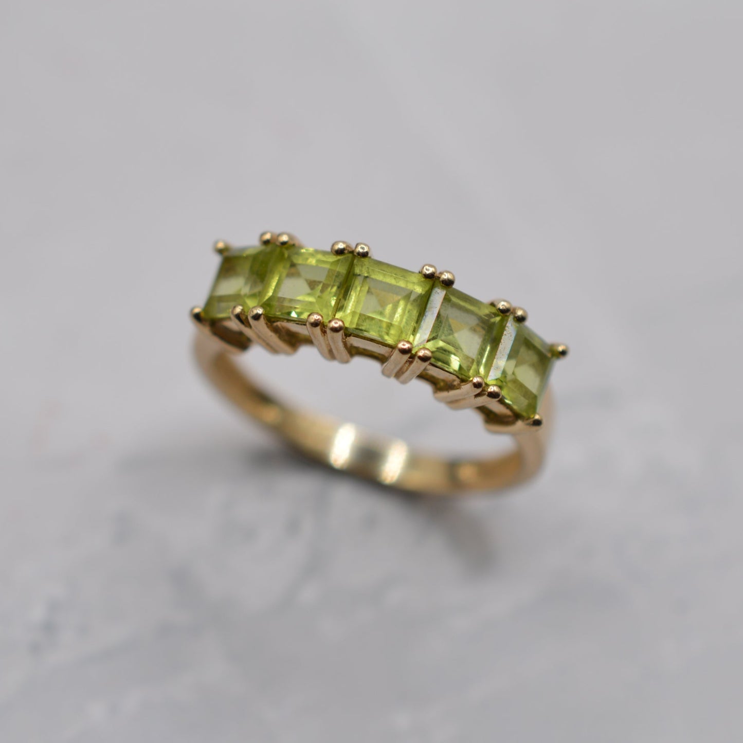 Y2K 9ct Gold Peridot Five-Stone Ring